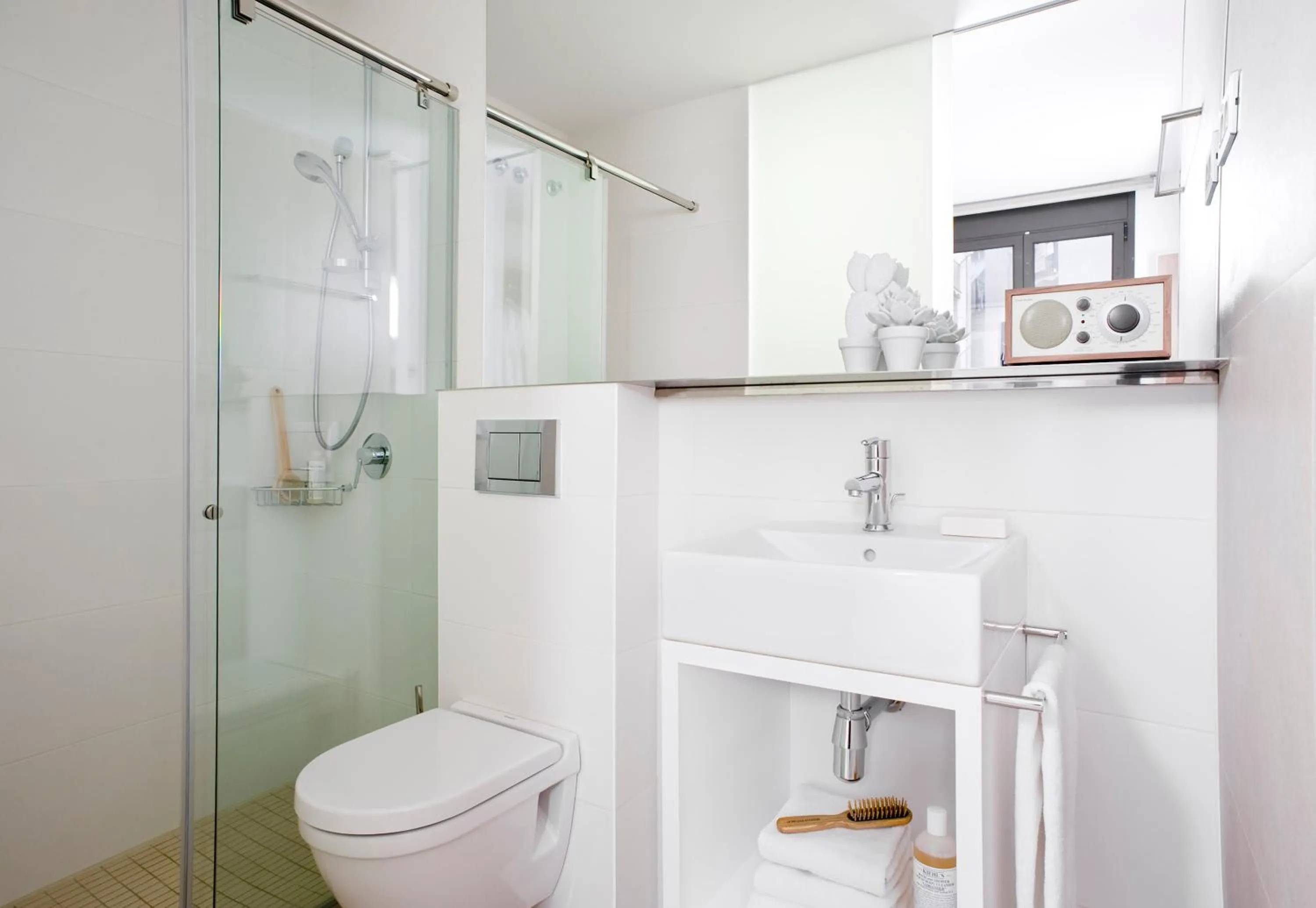 Shower in Eric Vökel Boutique Apartments - BCN Suites