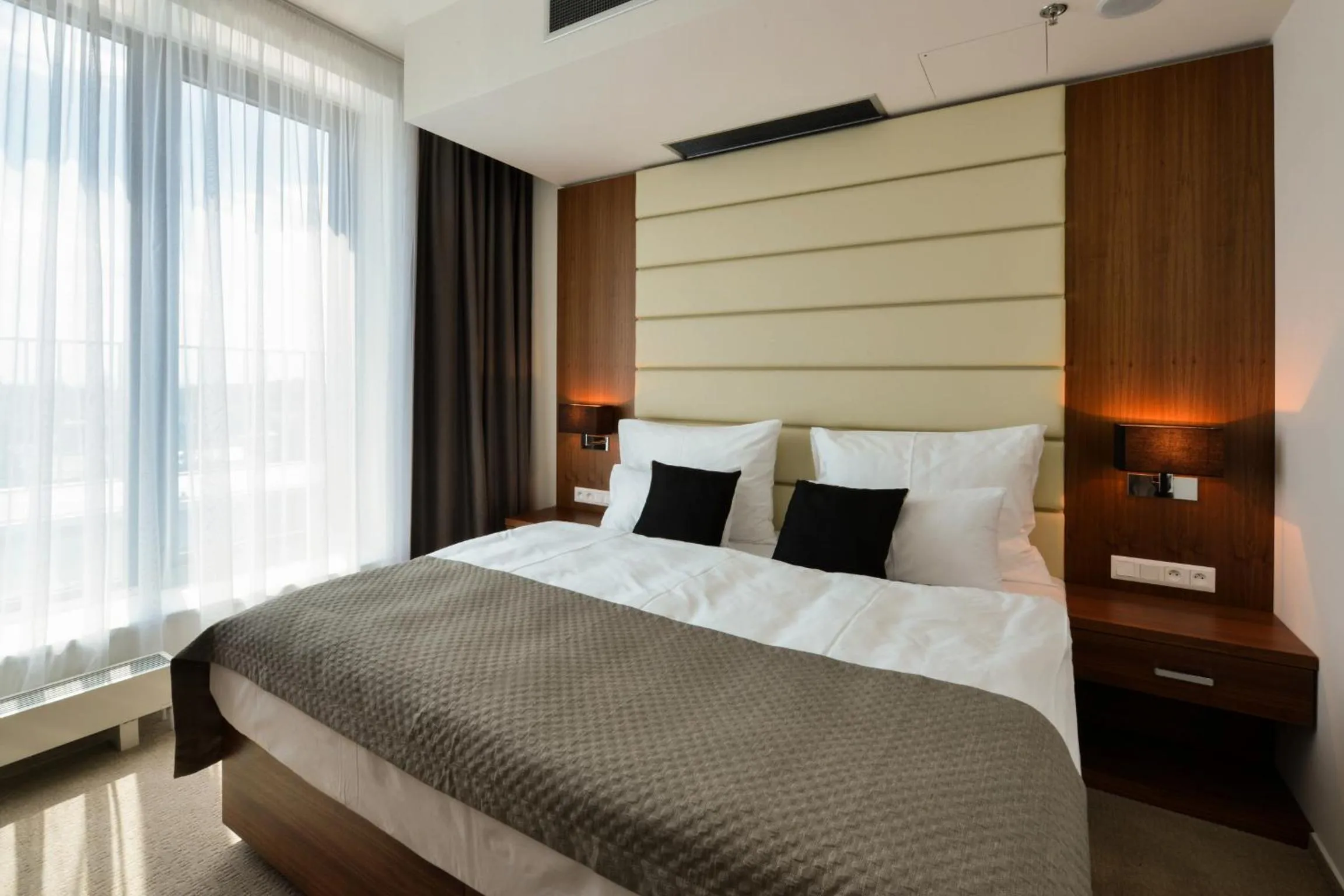 Photo of the whole room, Bed in Grid Hotel