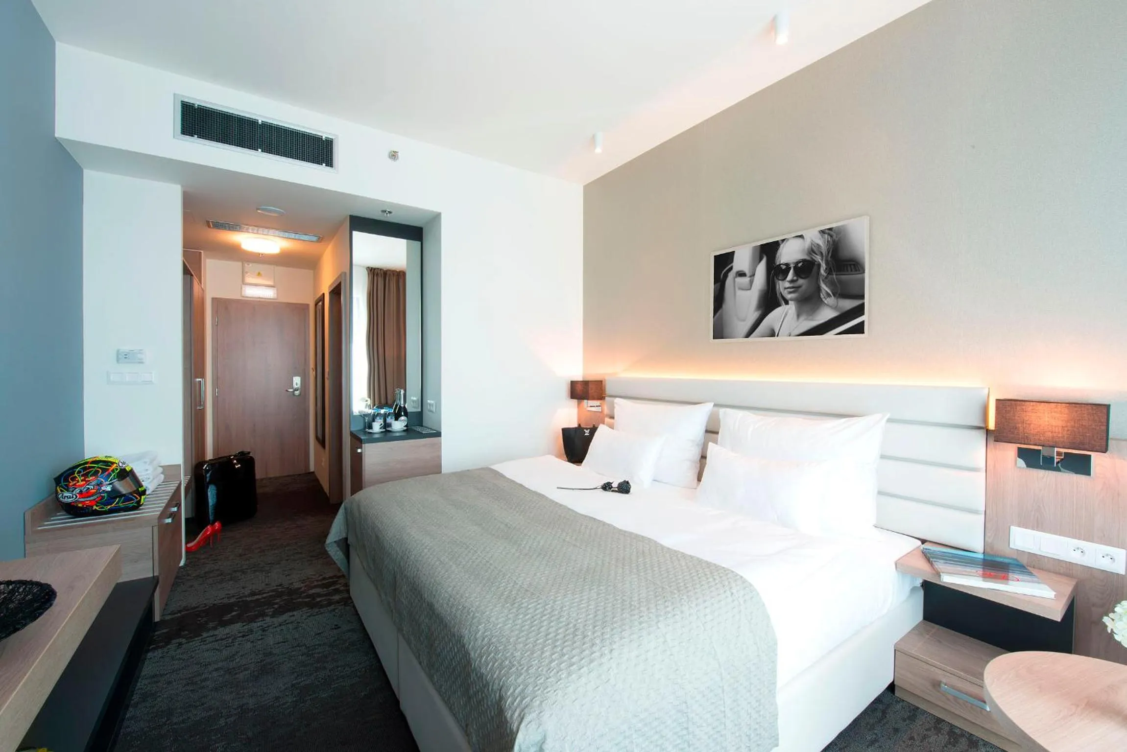 Photo of the whole room, Bed in Grid Hotel