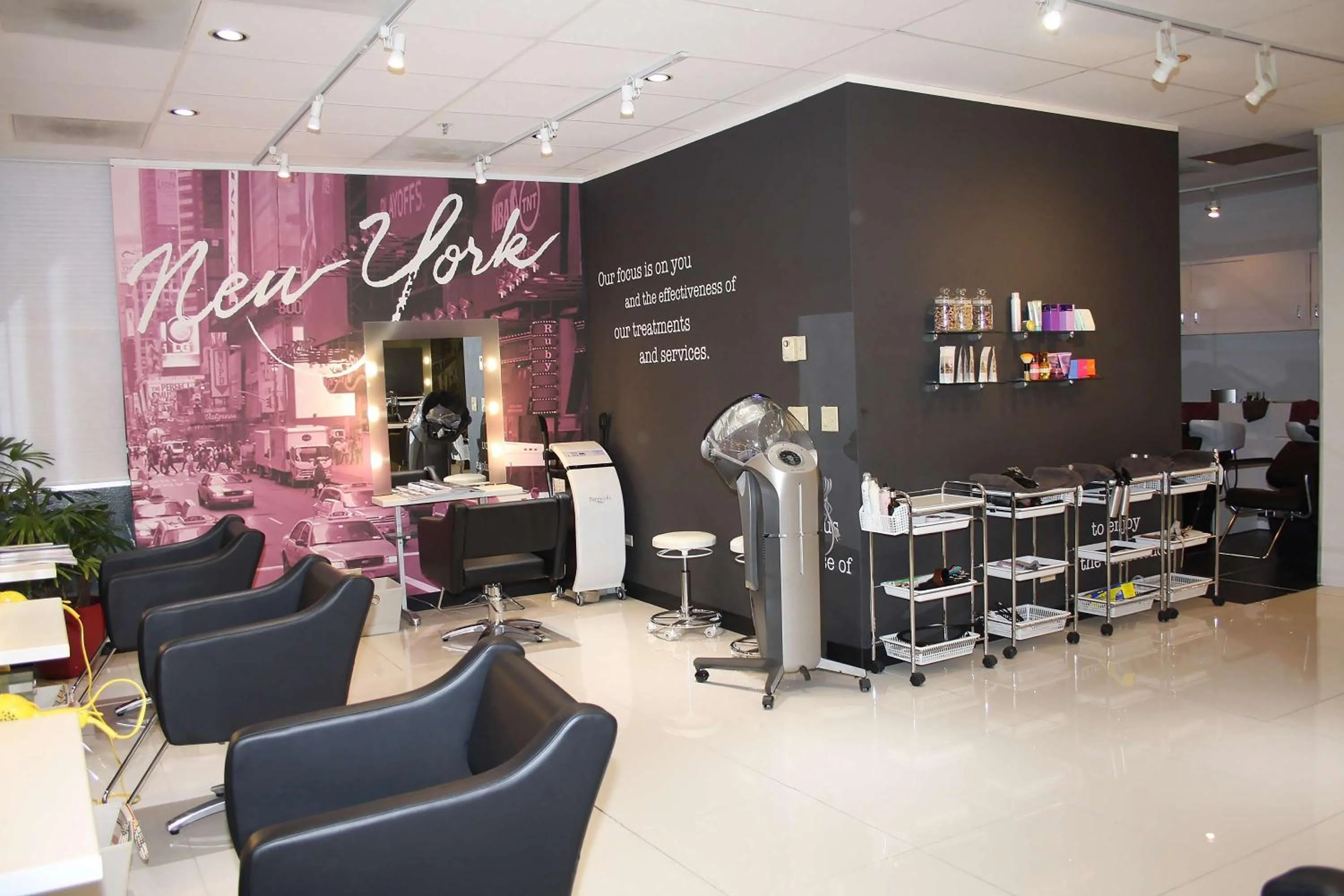 On-site shops in Ilikai Hotel & Luxury Suites