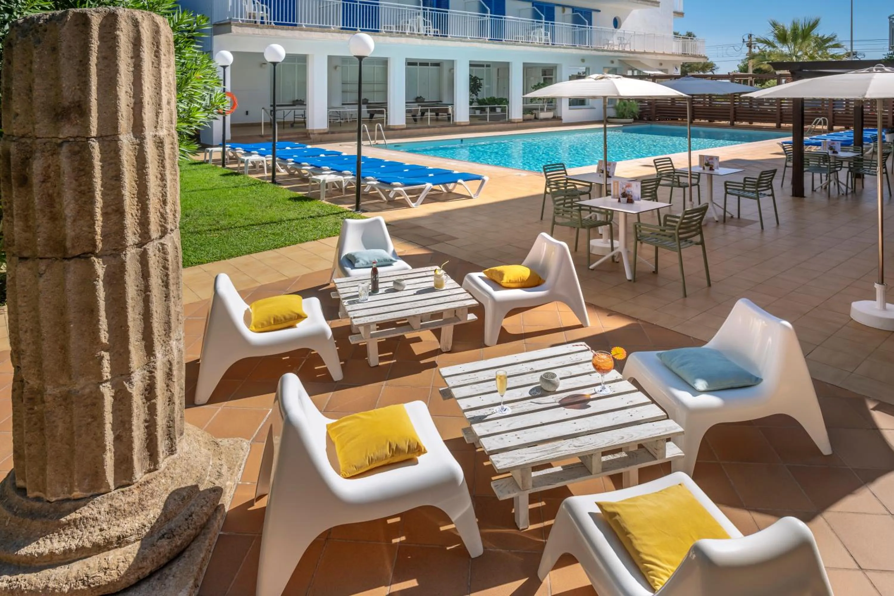 Swimming pool in Hotel Sorrabona