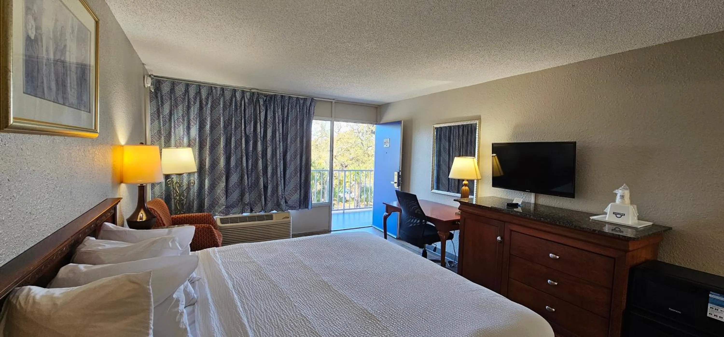 Bed in Days Inn by Wyndham Orlando Downtown