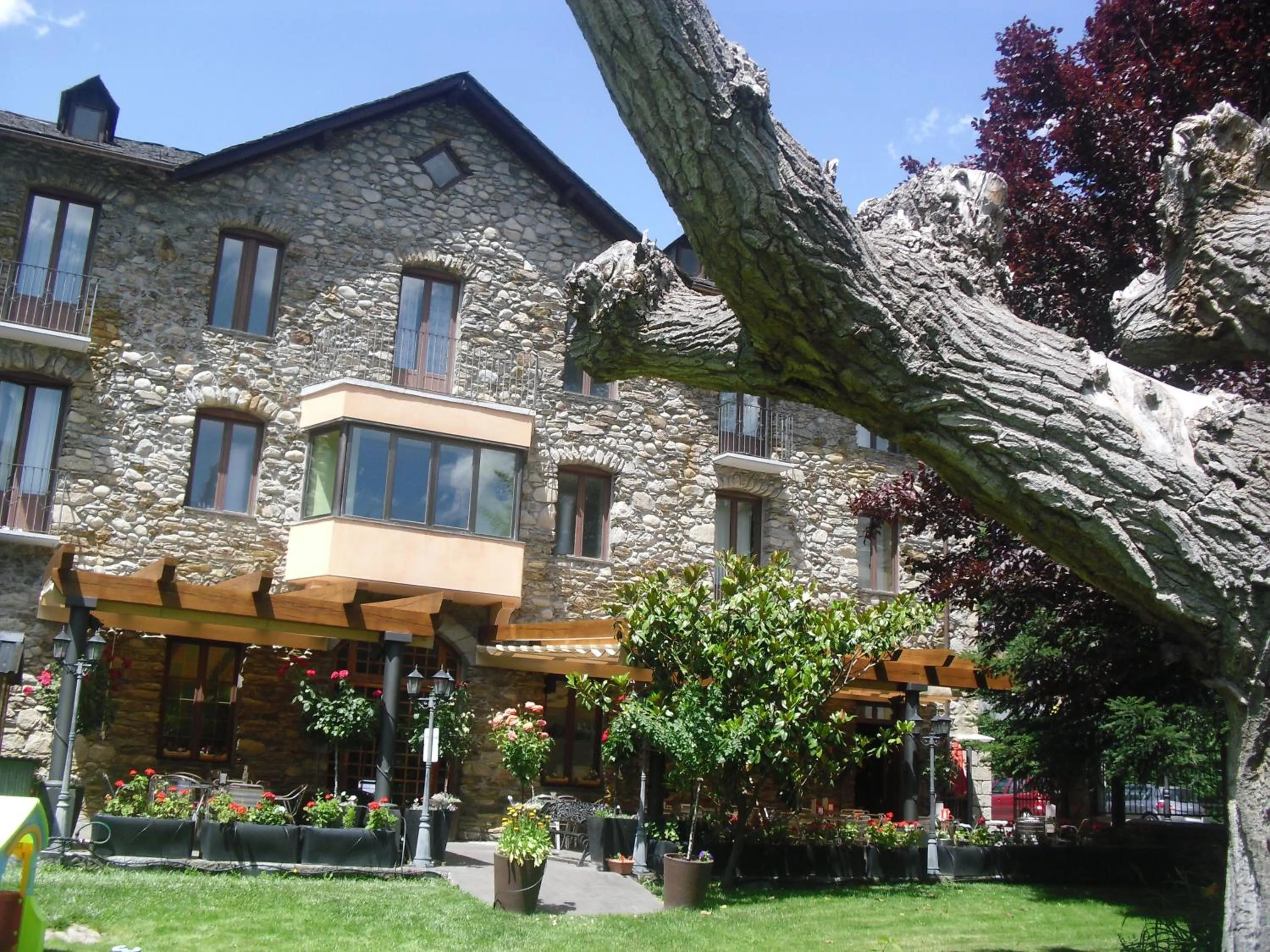 Garden in Hostal Vall D'Aneu by Arcas & Sambola