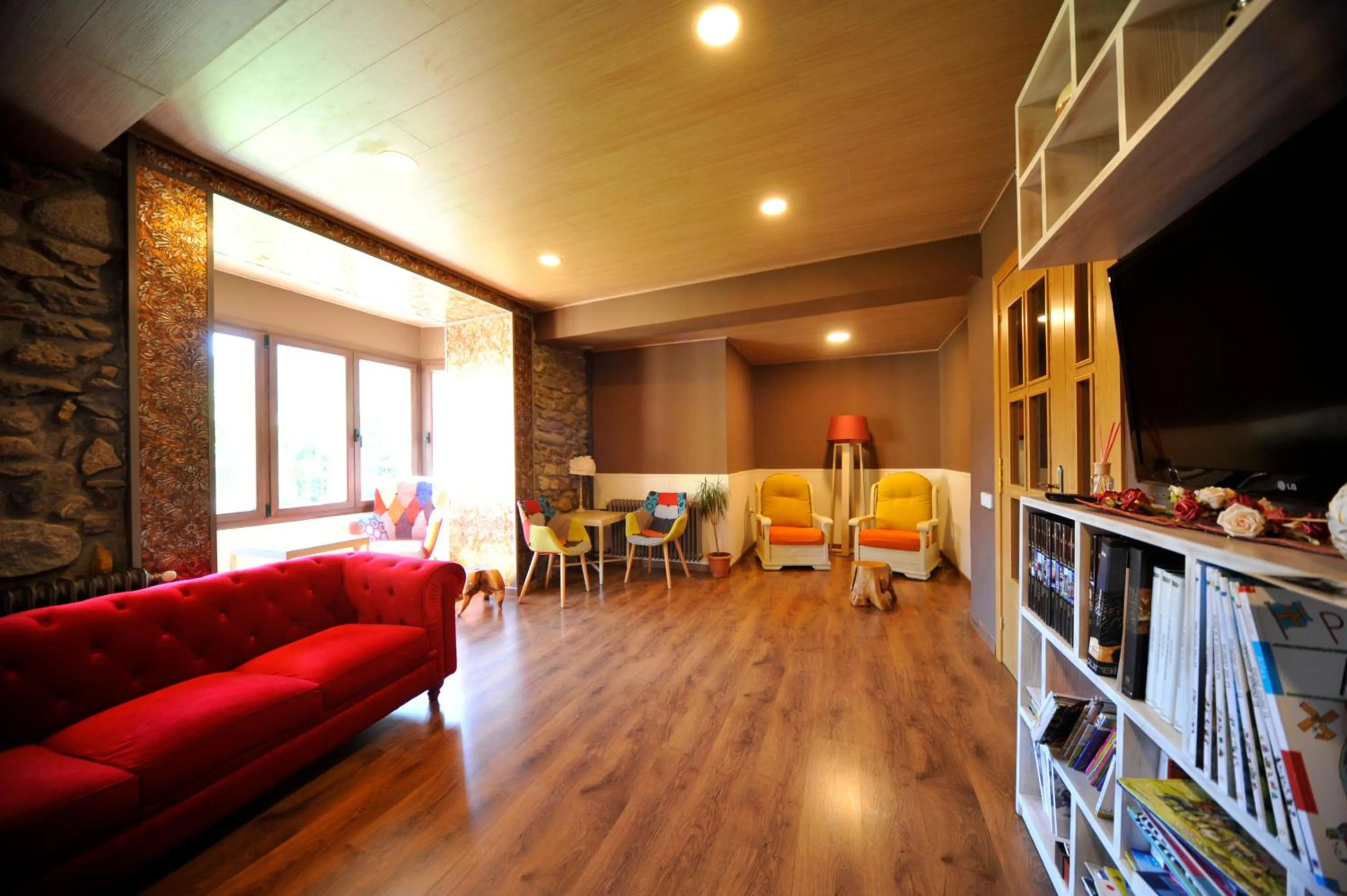 Communal lounge/ TV room in Hostal Vall D'Aneu by Arcas & Sambola