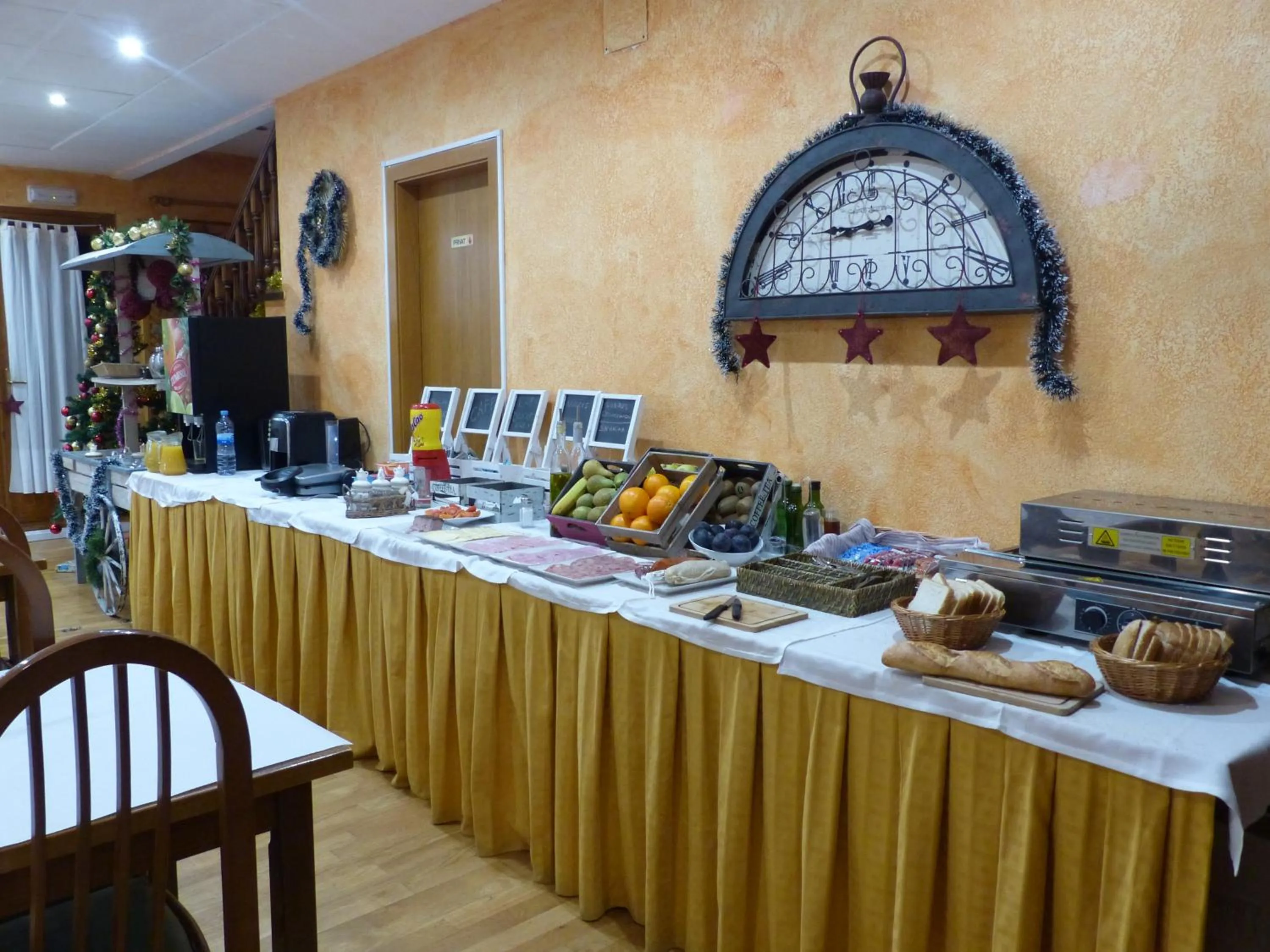 Breakfast in Hostal Vall D'Aneu by Arcas & Sambola