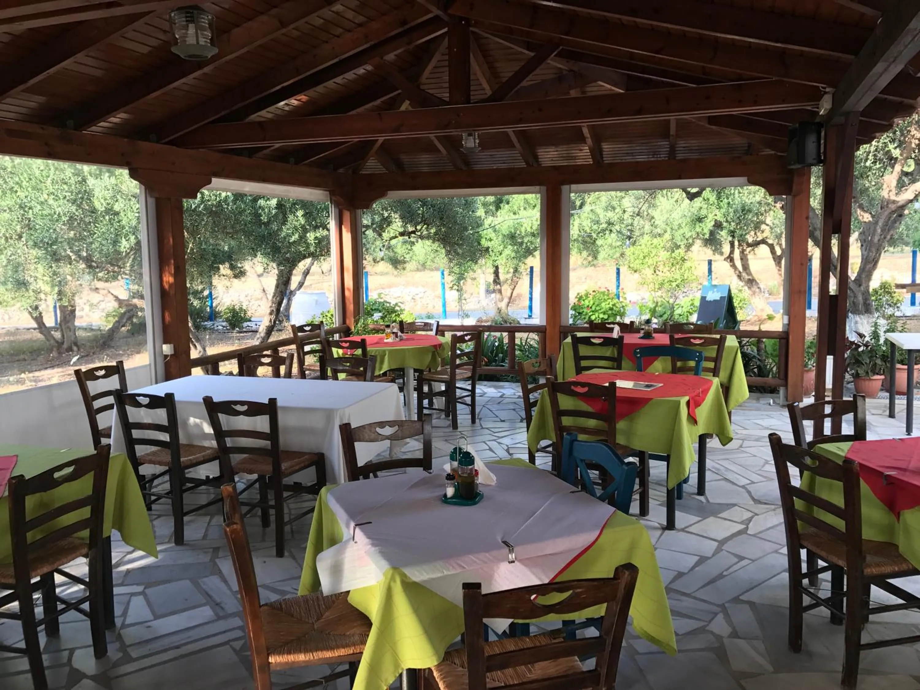 Restaurant/places to eat in Tholos Rooms