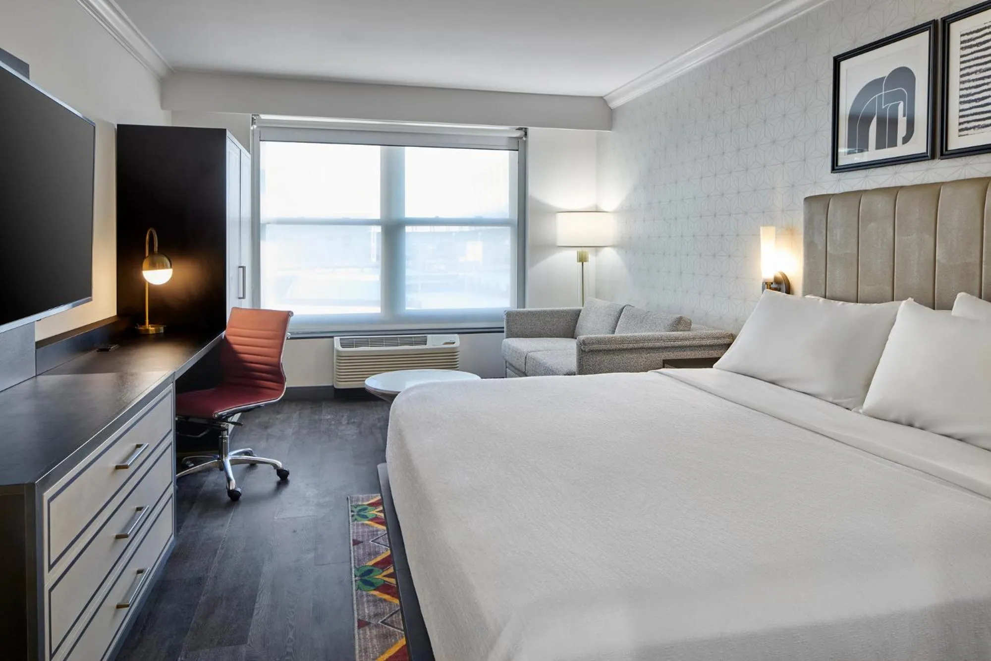 Photo of the whole room, Bed in Hotel Indigo Cleveland Downtown by IHG