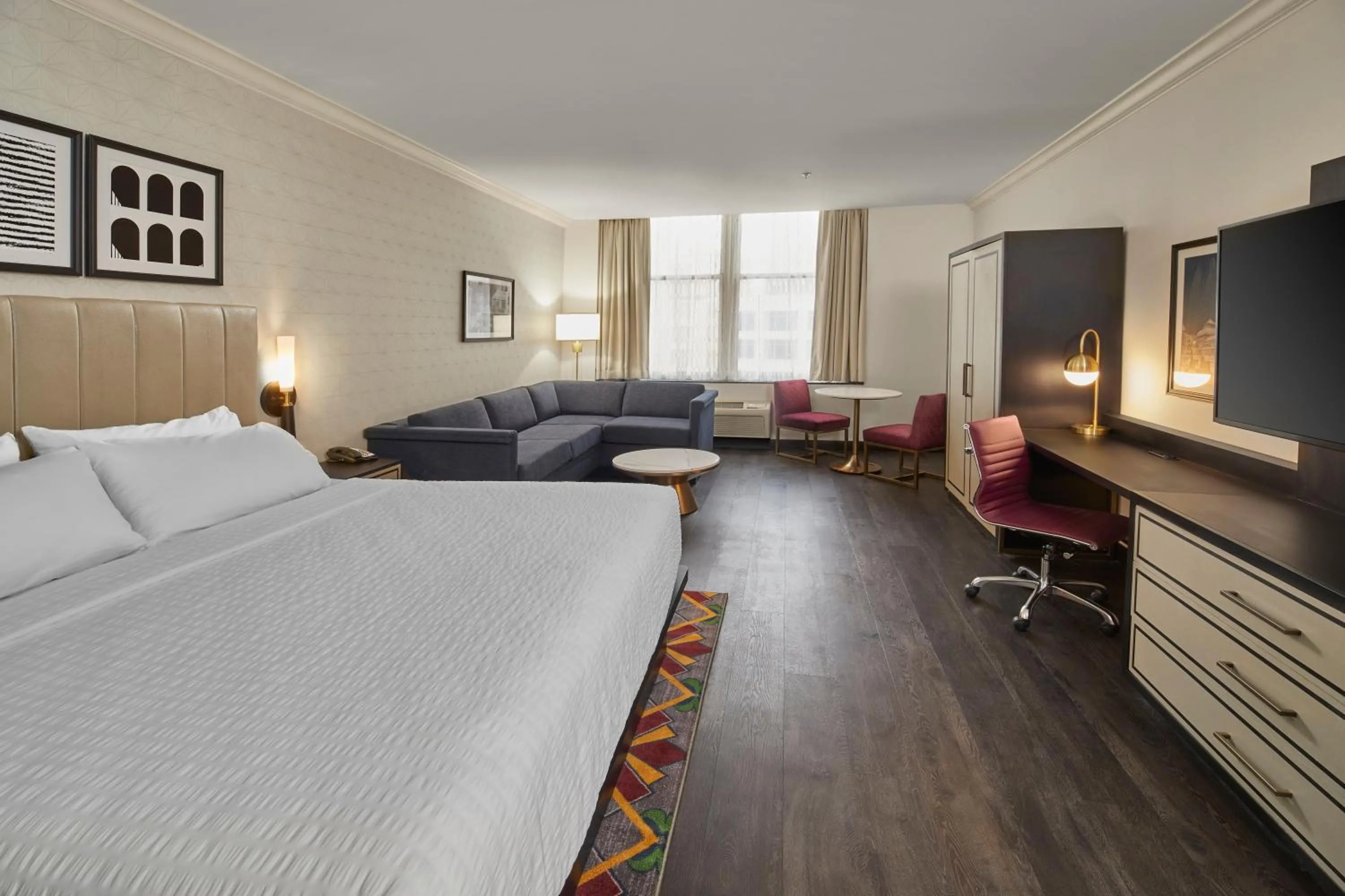 Photo of the whole room, Bed in Hotel Indigo Cleveland Downtown by IHG