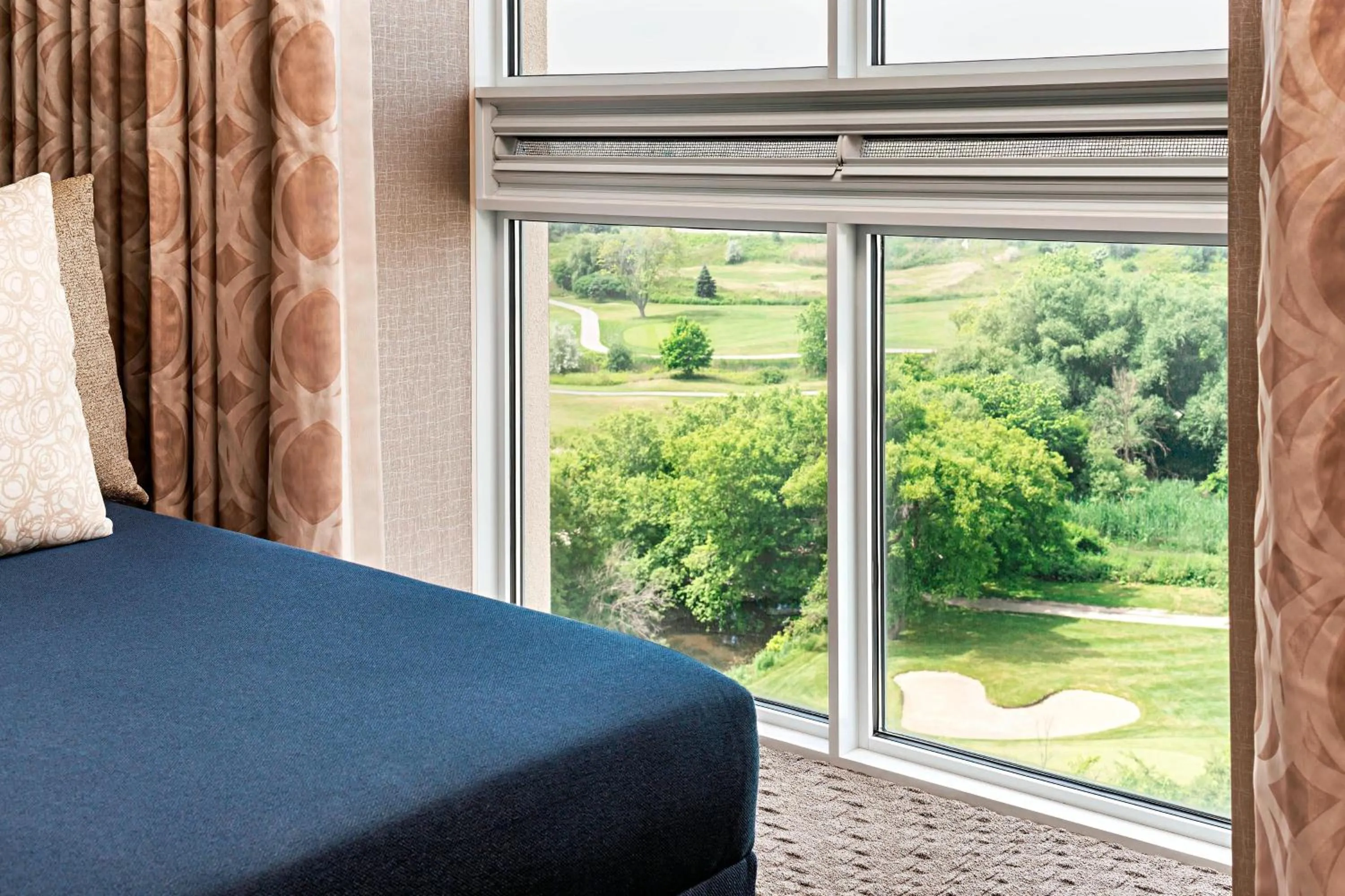 Photo of the whole room, Bed in Sheraton Toronto Airport Hotel & Conference Centre