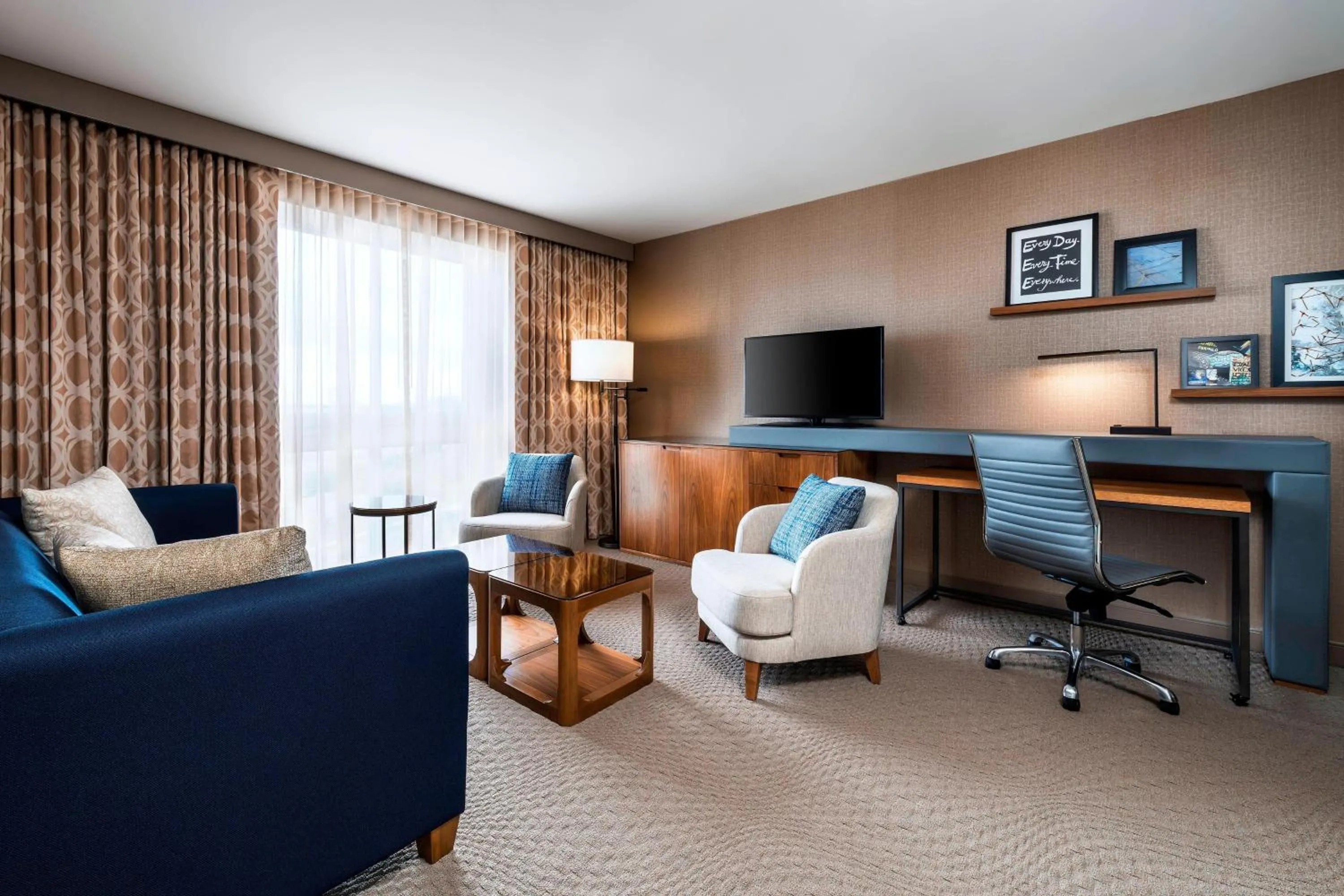 Living room in Sheraton Toronto Airport Hotel & Conference Centre