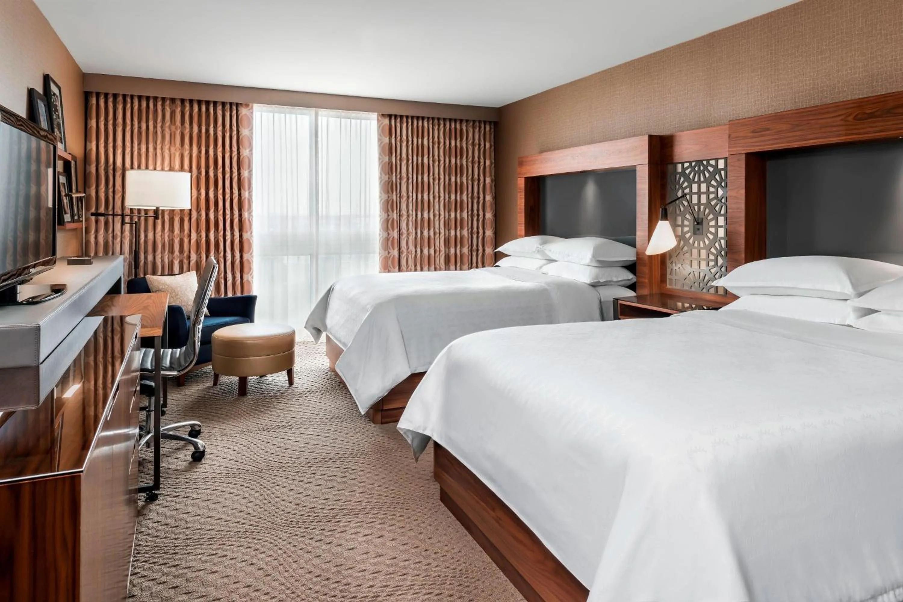 Photo of the whole room, Bed in Sheraton Toronto Airport Hotel & Conference Centre