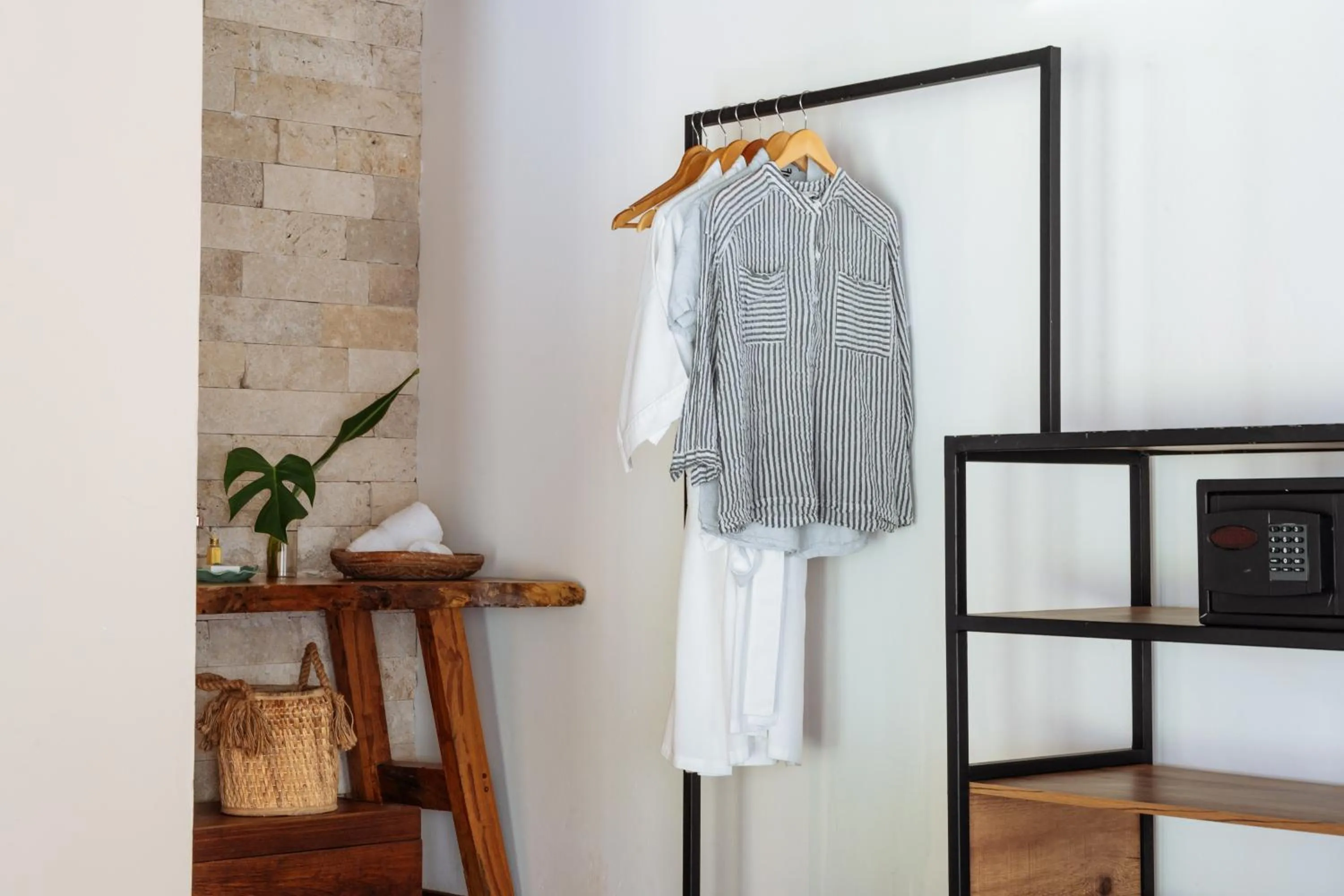 wardrobe in Vila Dos Orixás Boutique Hotel