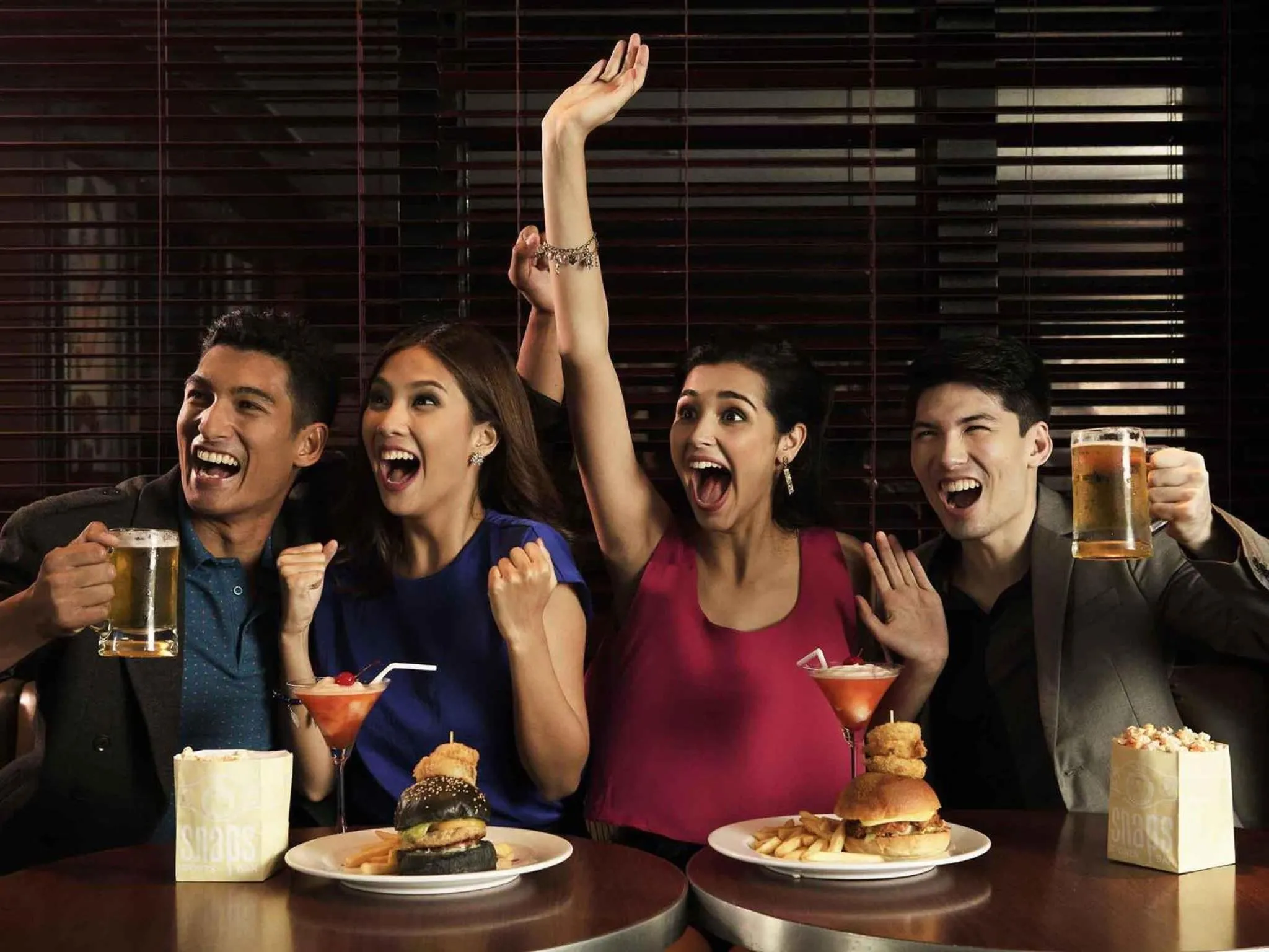 Lounge or bar in Sofitel Philippine Plaza Manila