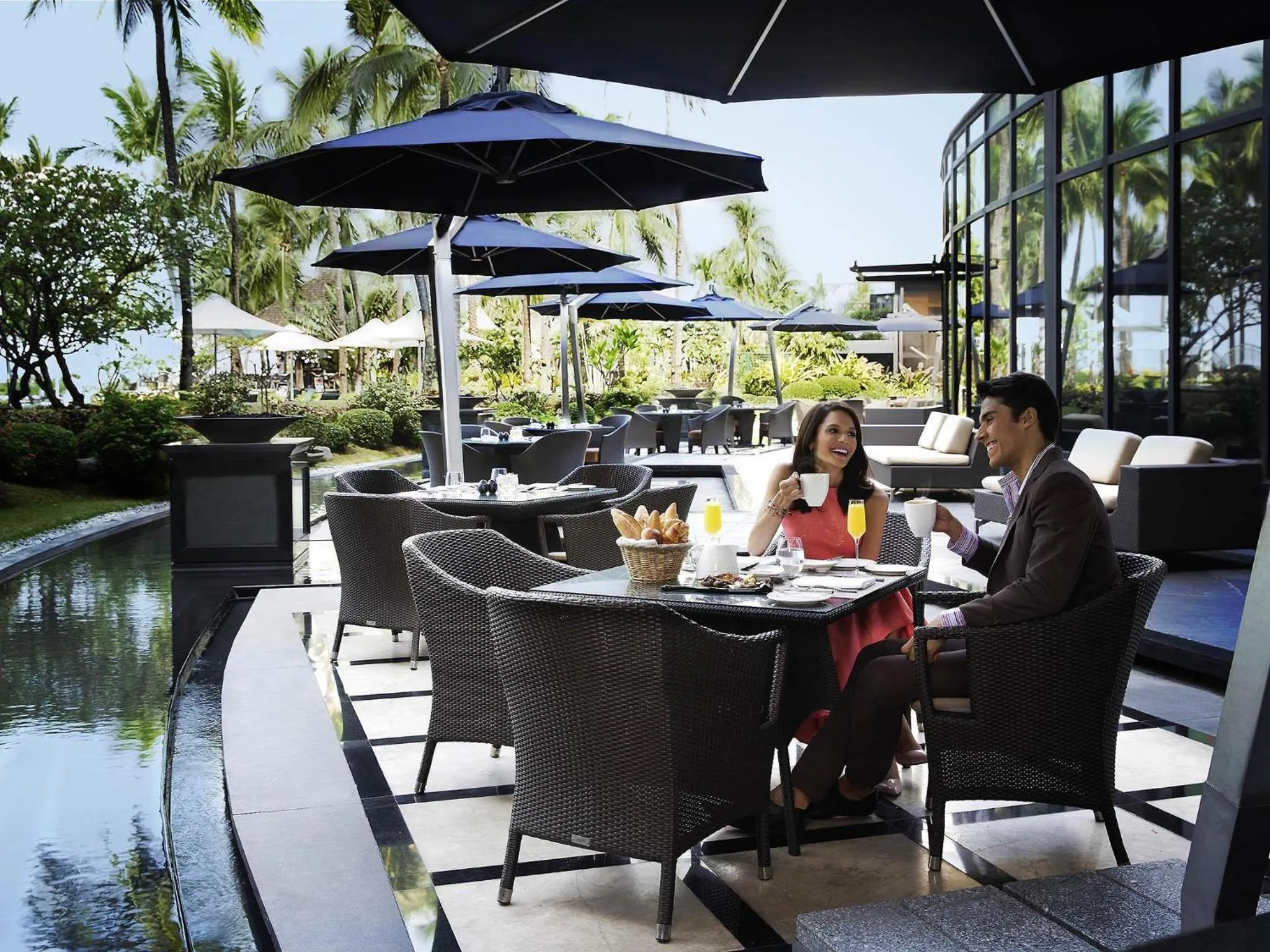 Lounge or bar in Sofitel Philippine Plaza Manila