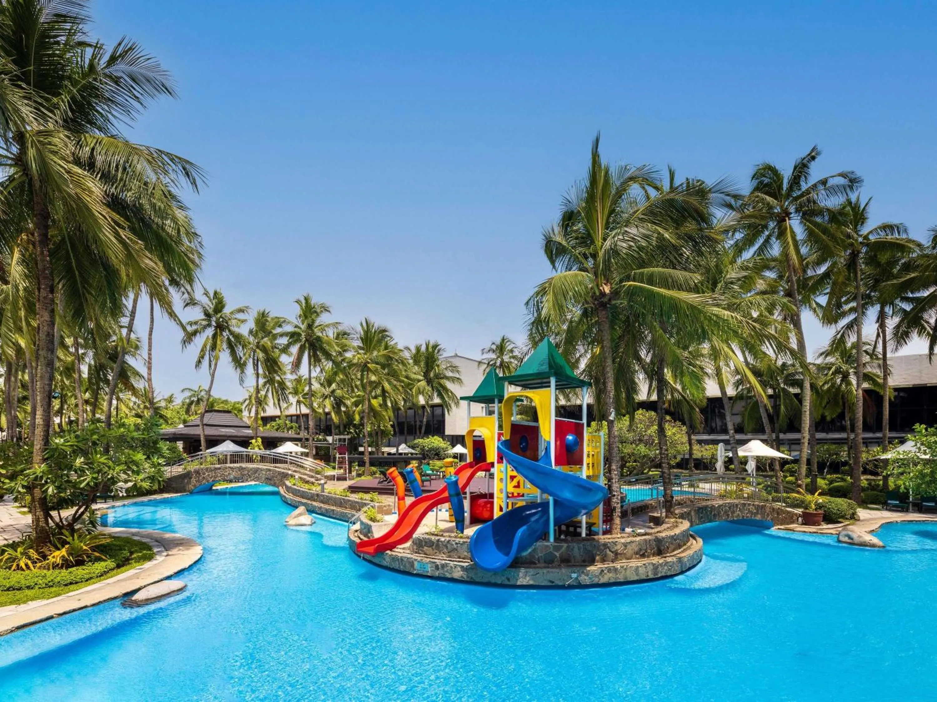 Bedroom in Sofitel Philippine Plaza Manila