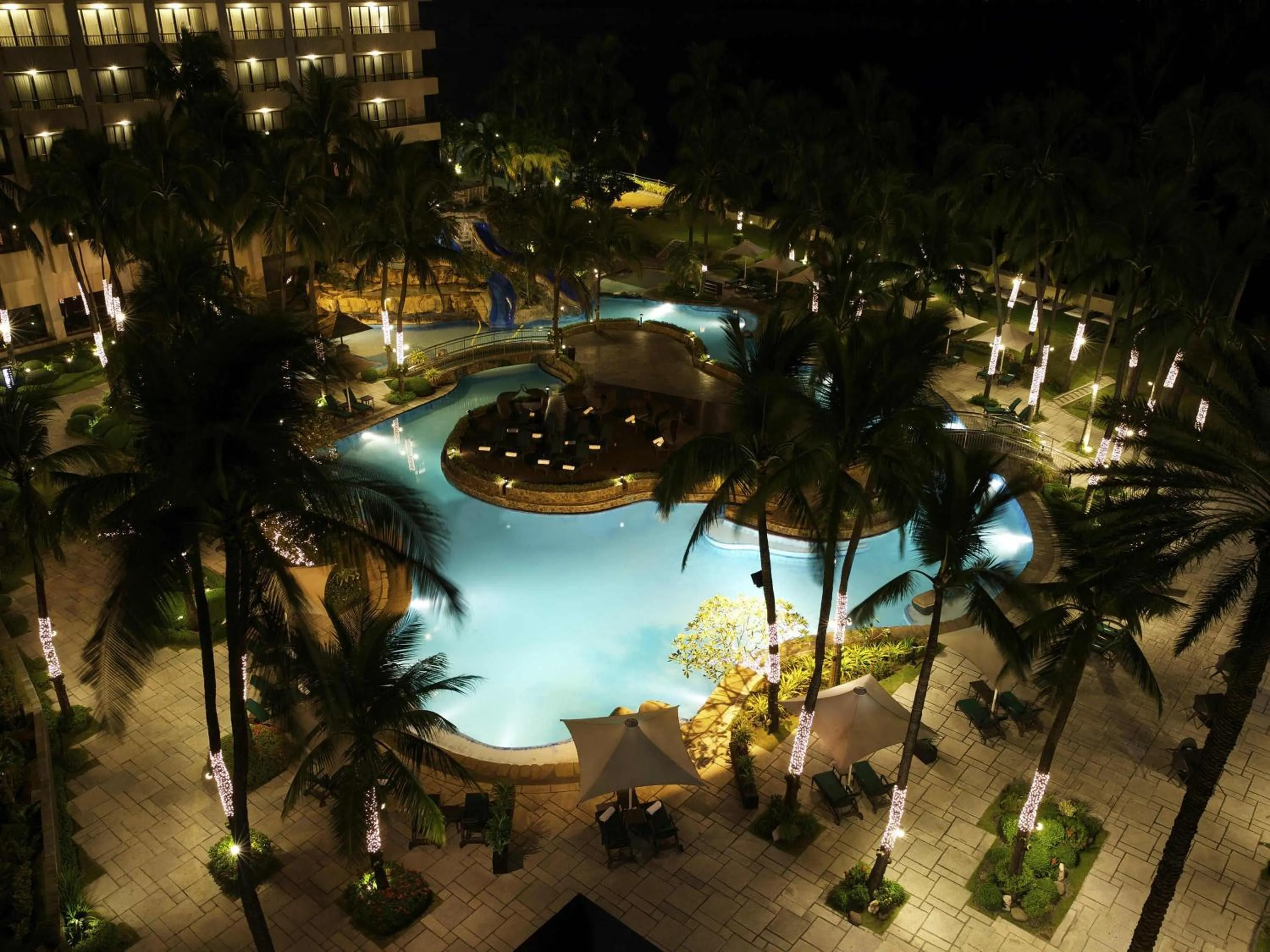 Bedroom in Sofitel Philippine Plaza Manila