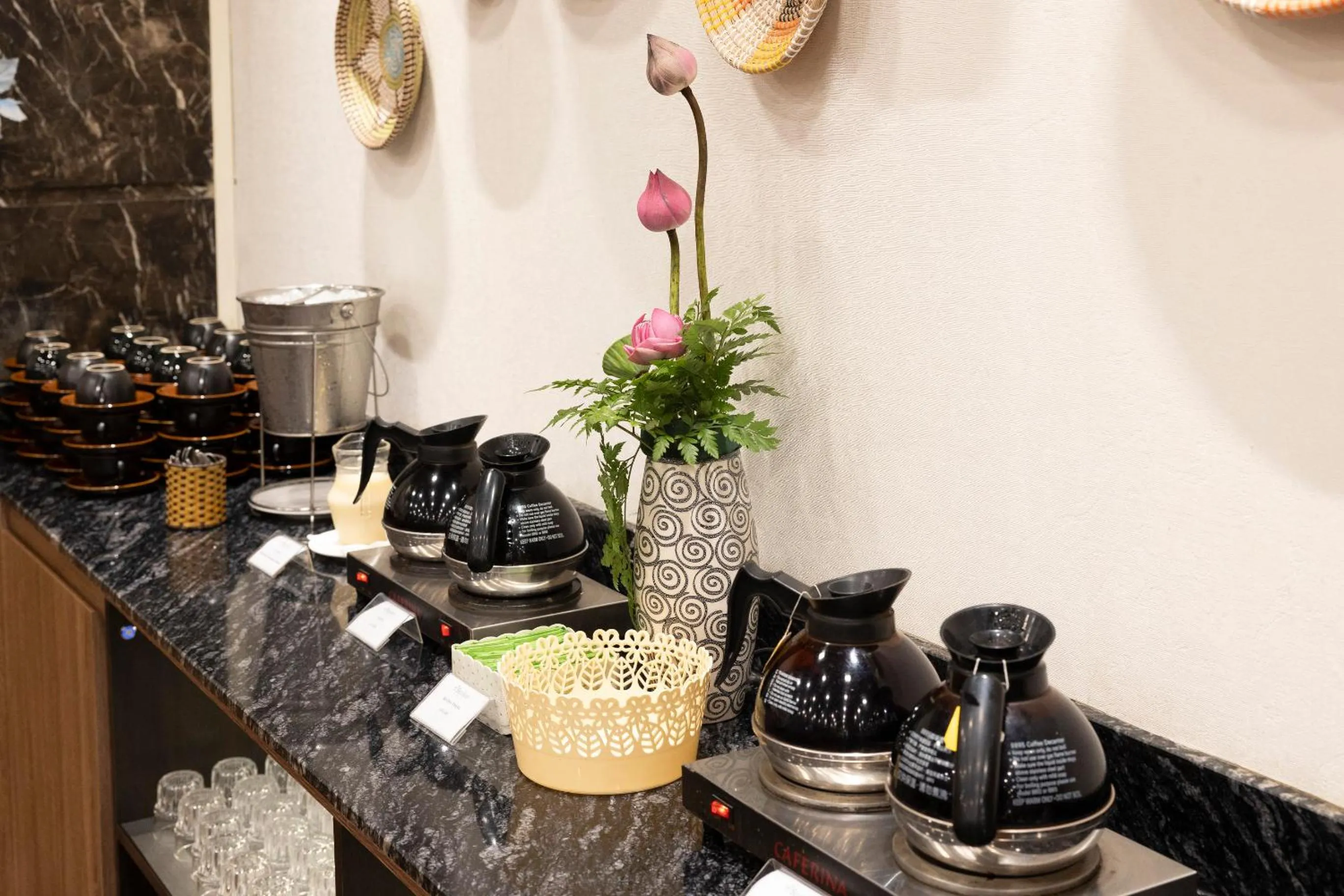 Restaurant/places to eat in Sen Viet Hotel