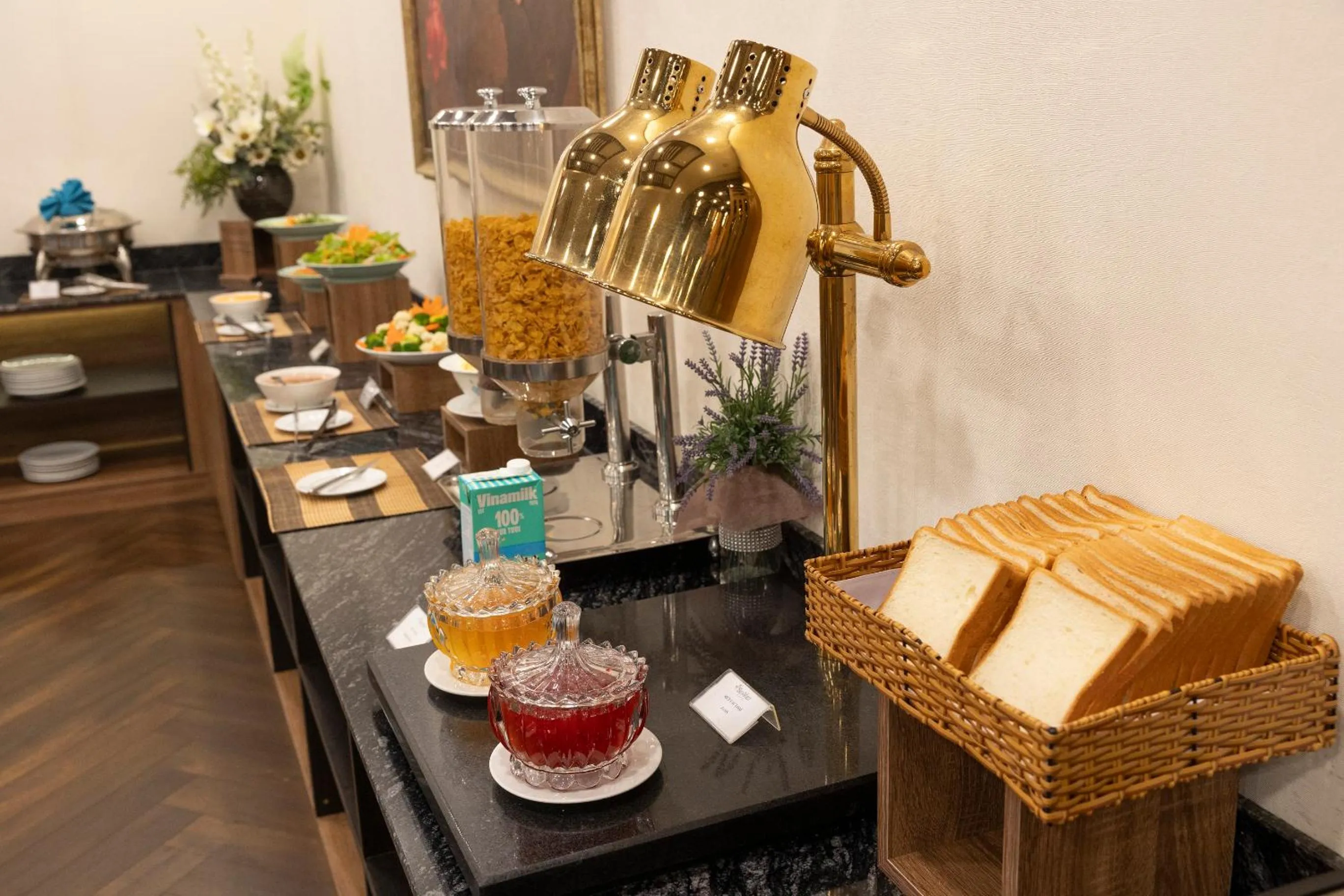 Restaurant/places to eat in Sen Viet Hotel