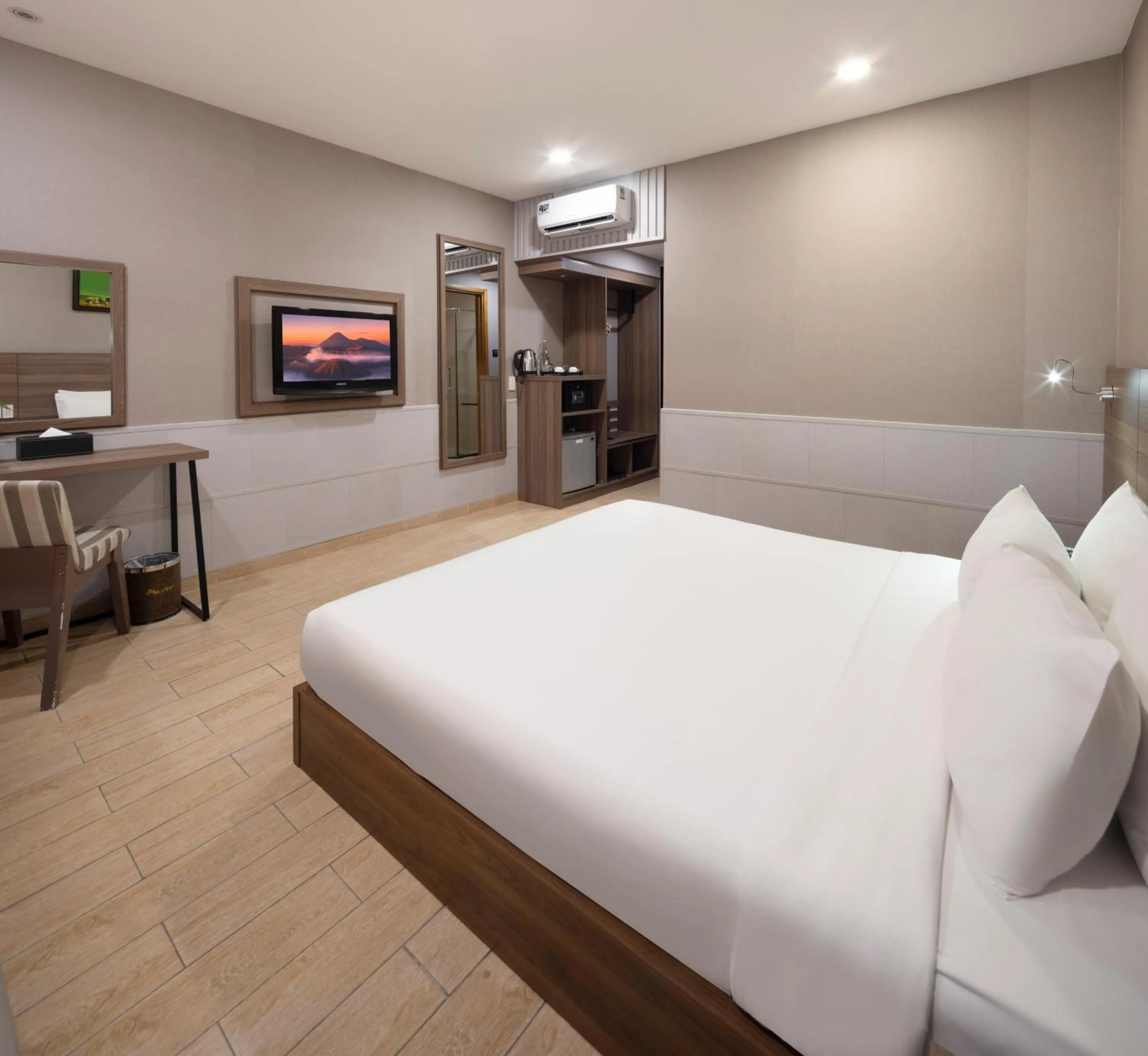 Bedroom, Bed in Sen Viet Hotel