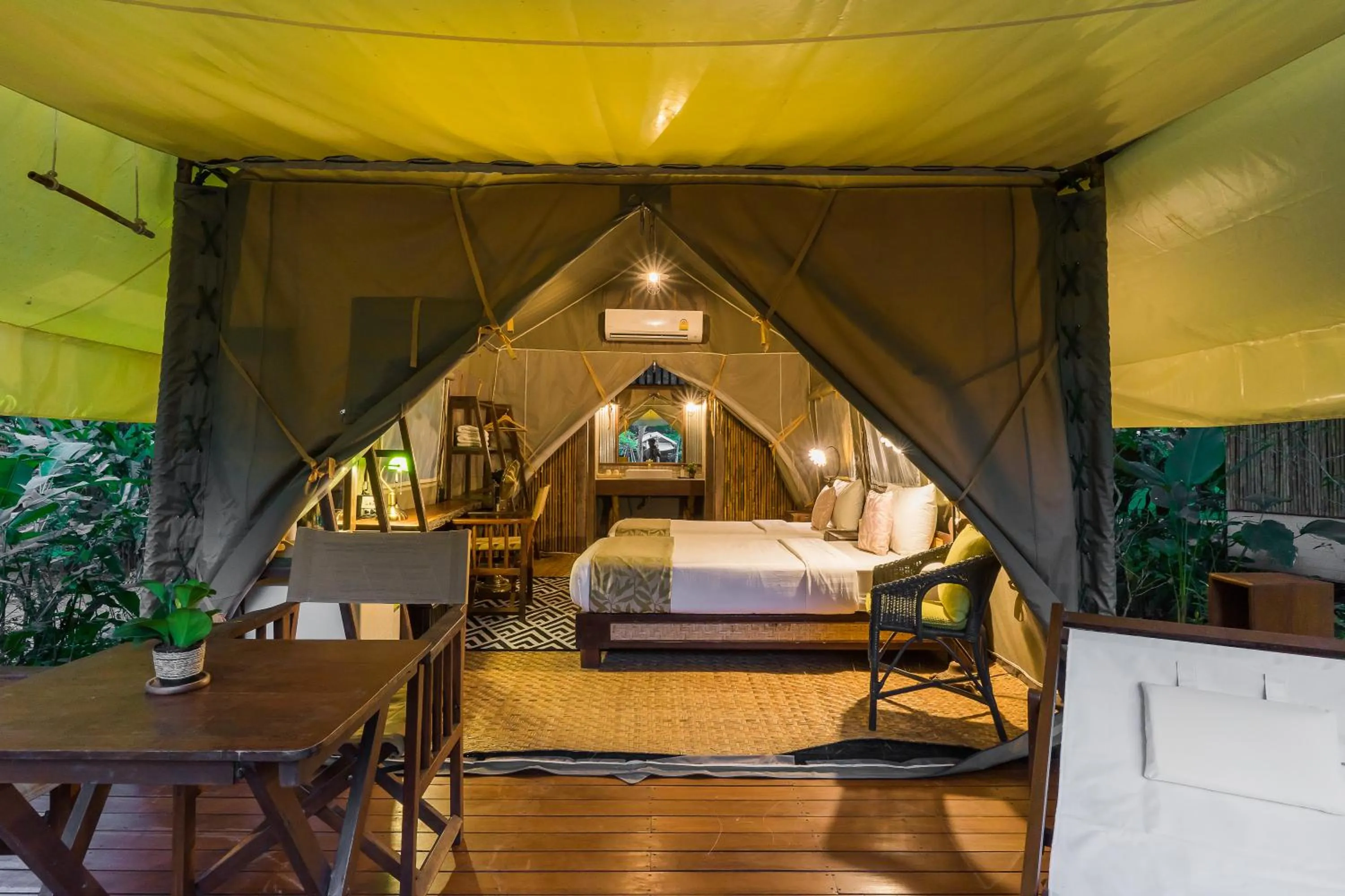 Photo of the whole room, Bed in Hintok River Camp