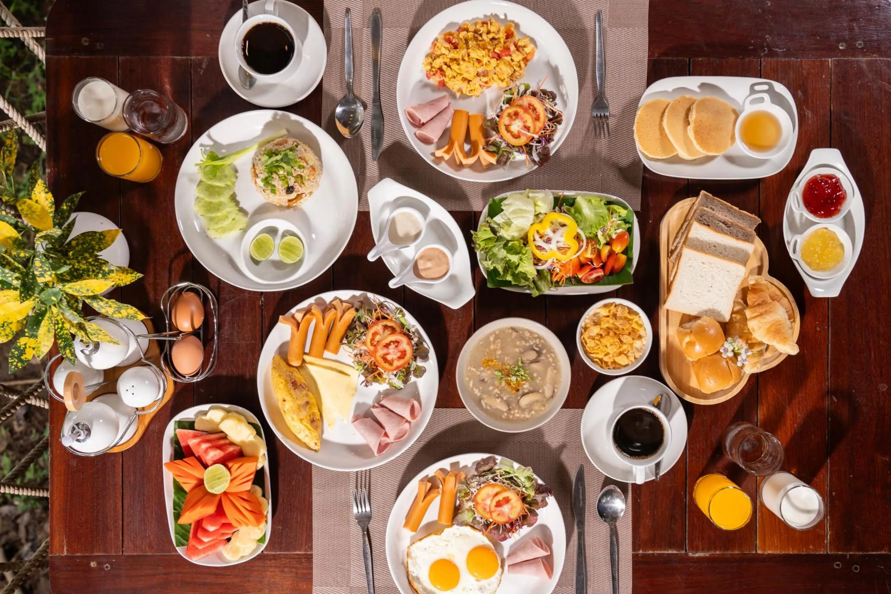 Breakfast in Hintok River Camp