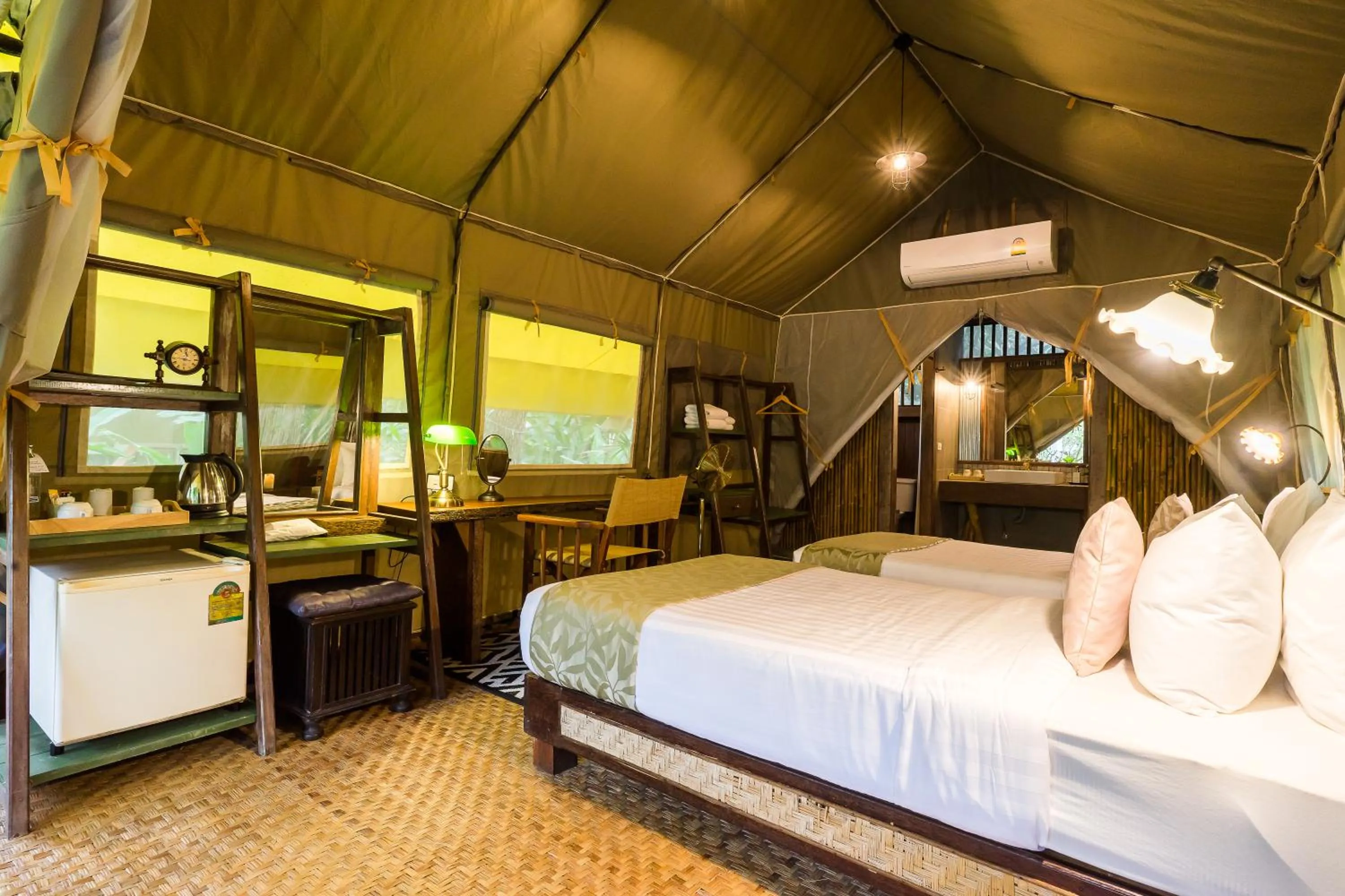 Photo of the whole room, Bed in Hintok River Camp