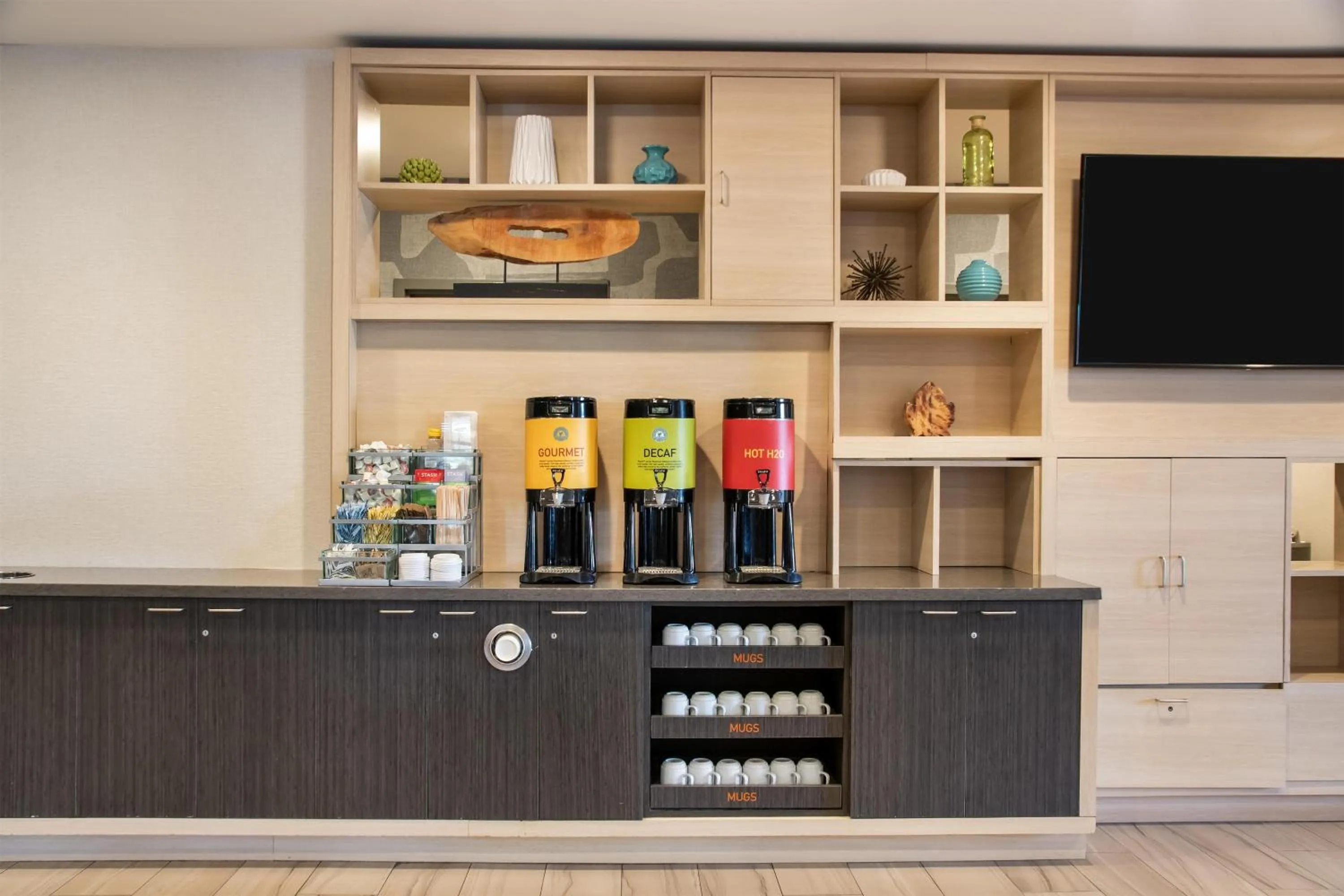 Dining area in Home2 Suites Pensacola I-10 At North Davis Hwy