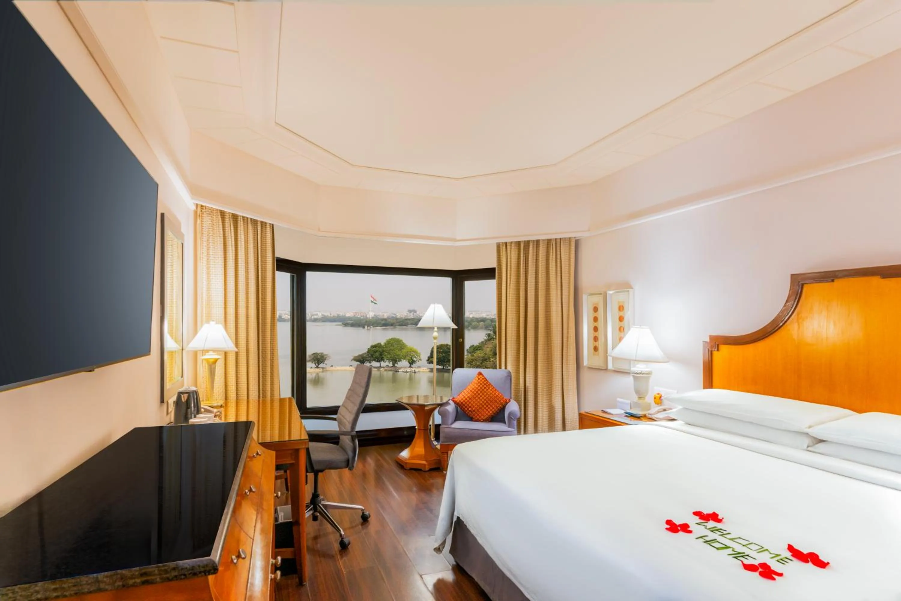 Bed in Hyderabad Marriott Hotel & Convention Centre