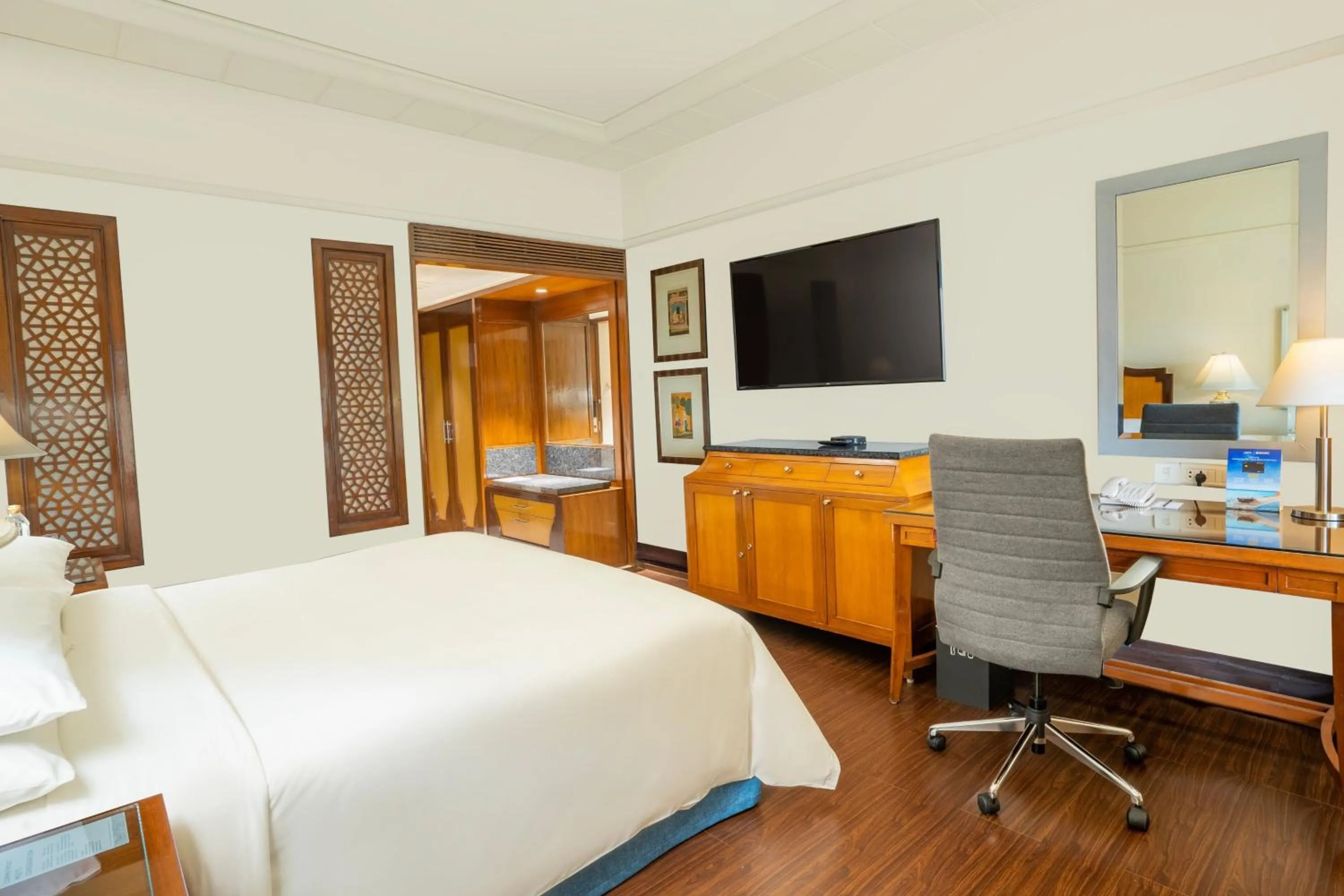 Photo of the whole room, Bed in Hyderabad Marriott Hotel & Convention Centre