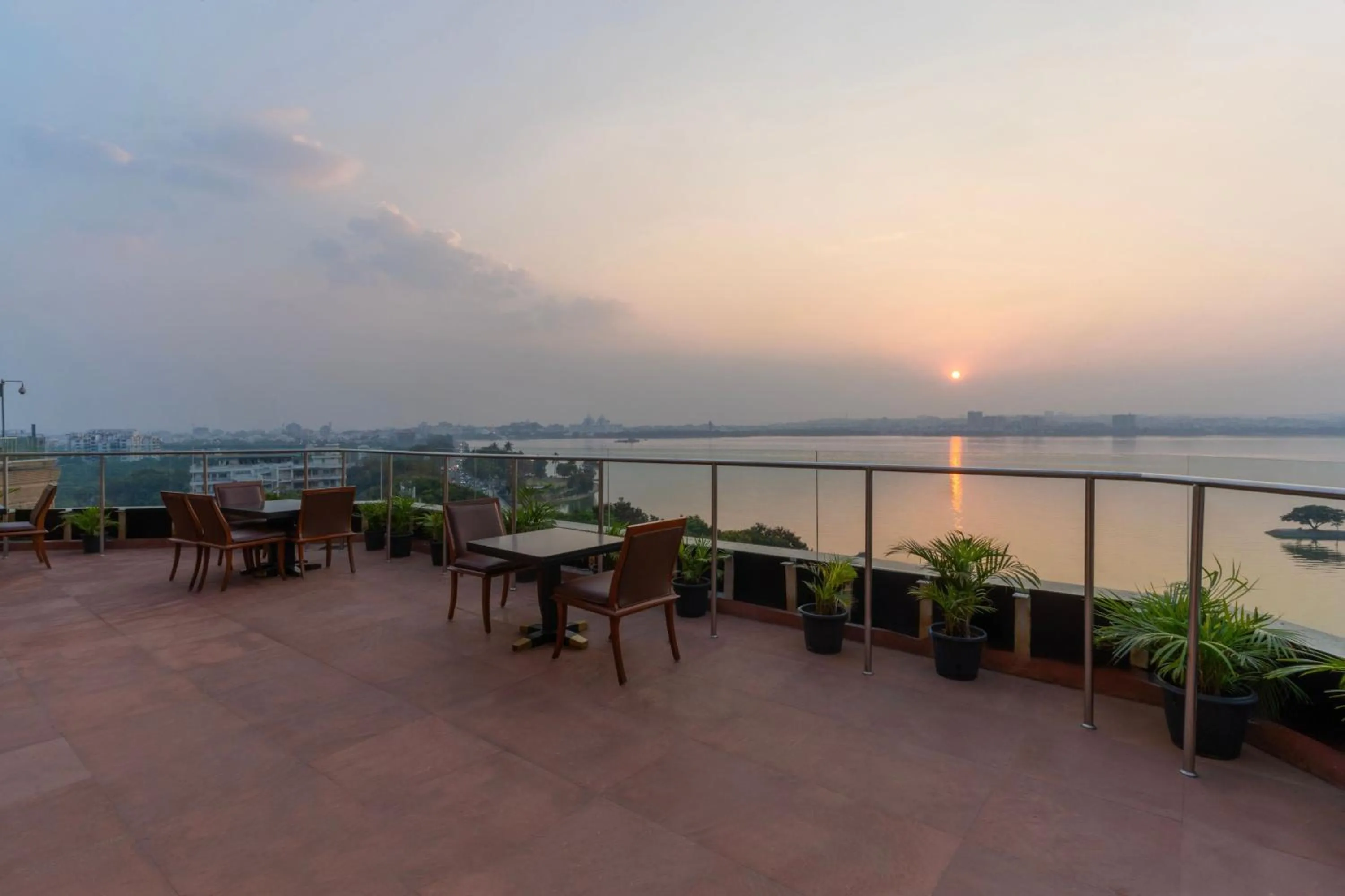 Lounge or bar in Hyderabad Marriott Hotel & Convention Centre