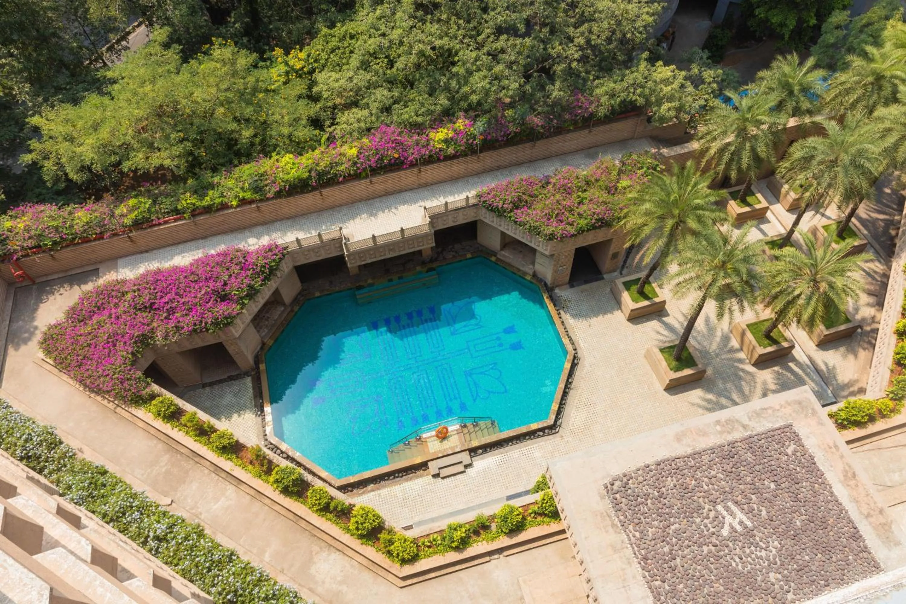 Swimming pool in Hyderabad Marriott Hotel & Convention Centre