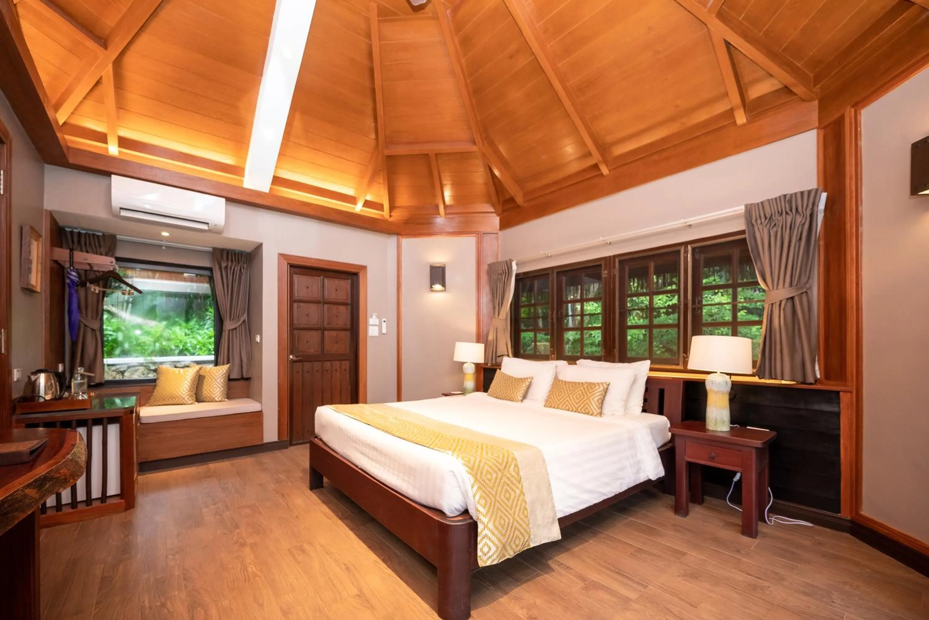 Photo of the whole room, Bed in River Kwai Resotel