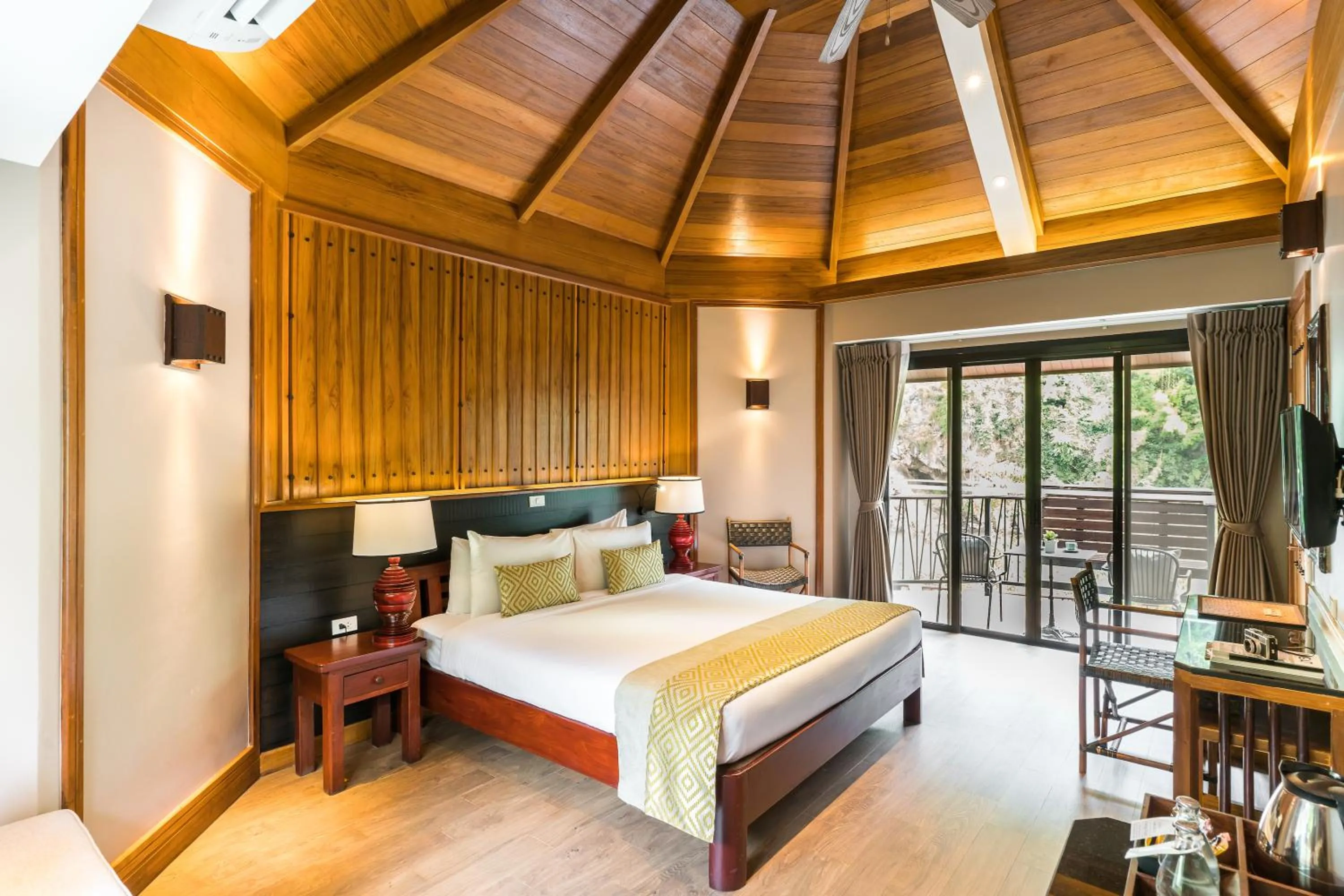 Photo of the whole room, Bed in River Kwai Resotel