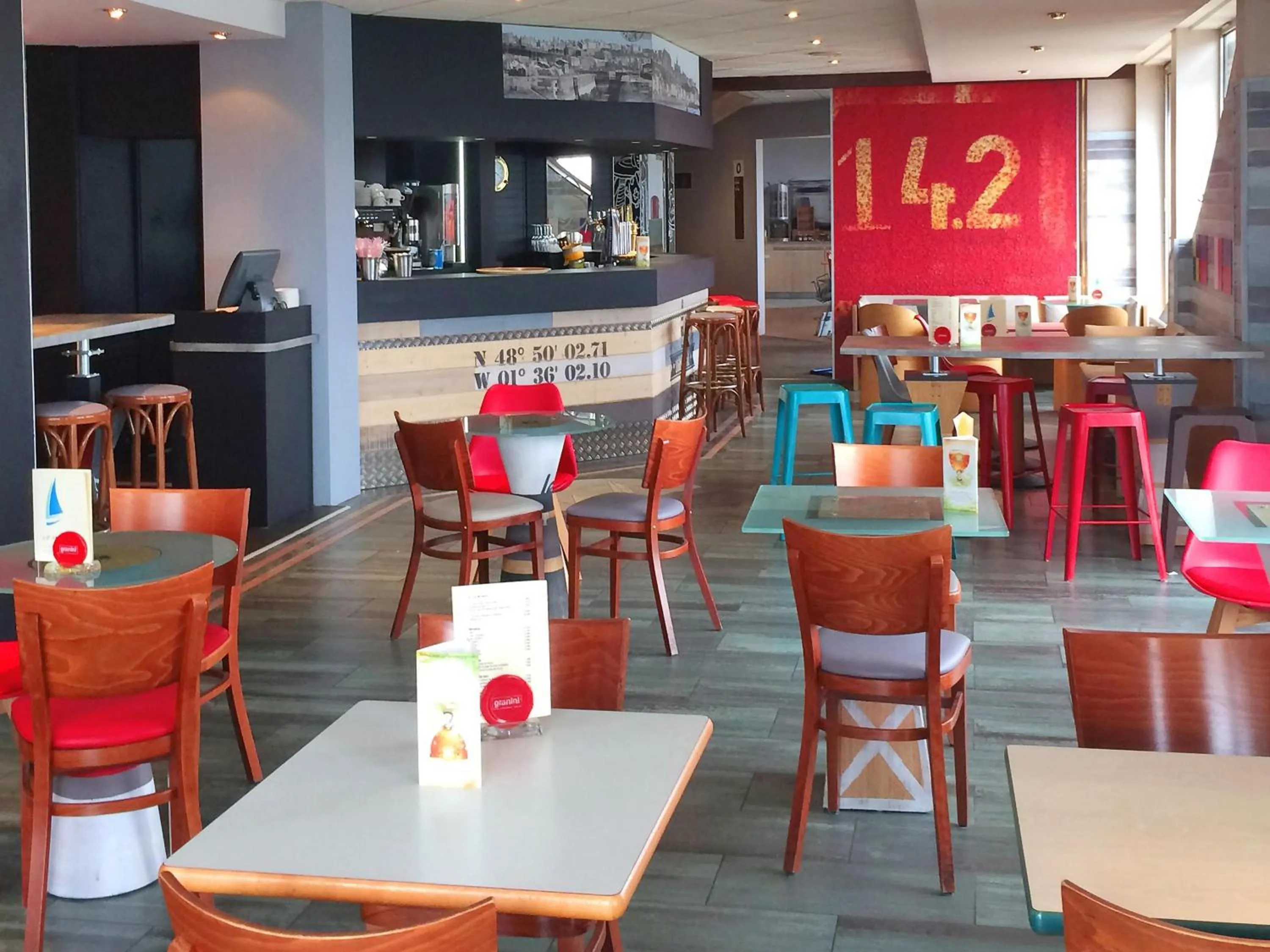 Lounge or bar in ibis Granville Port De Plaisance