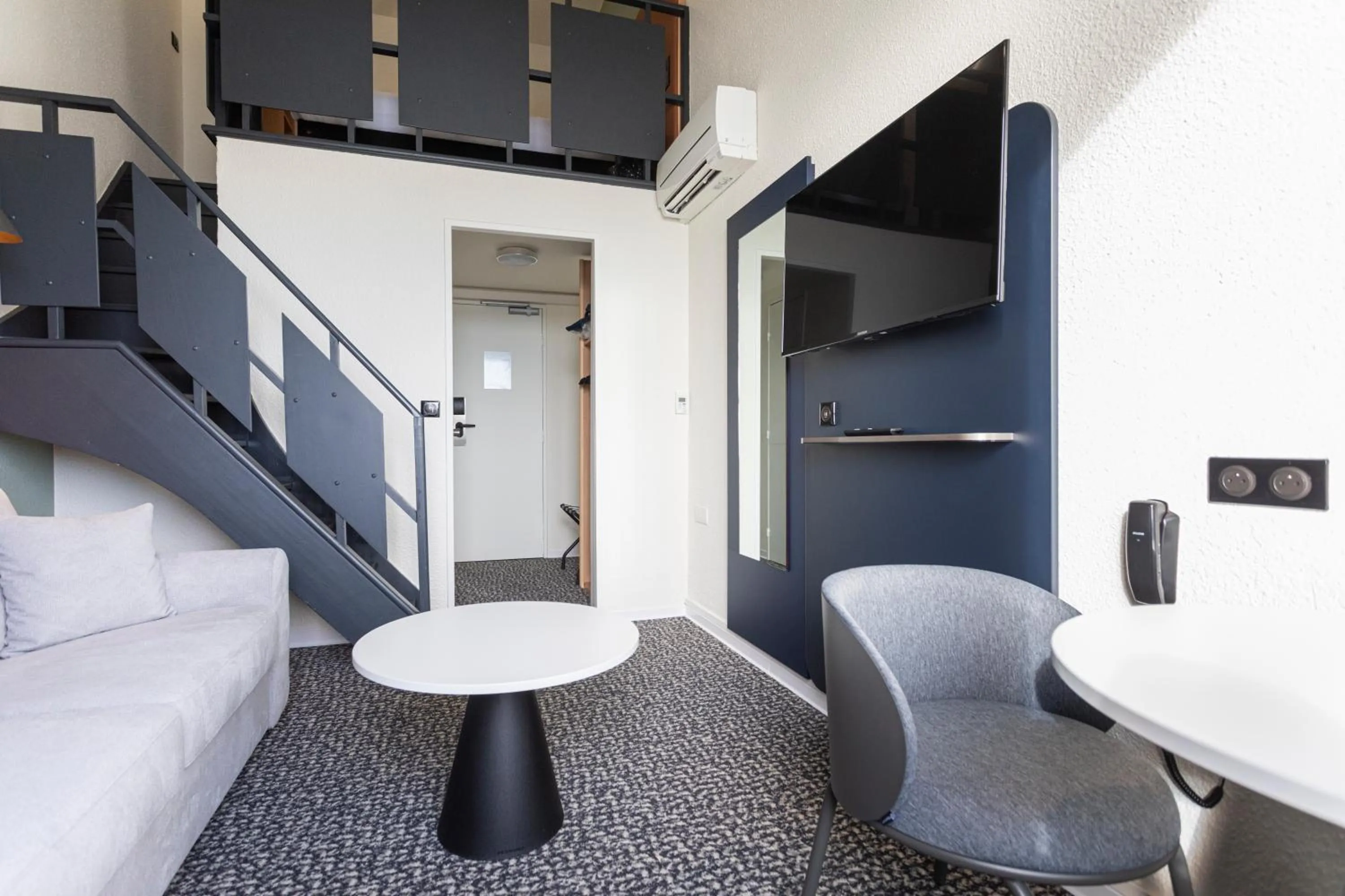 Photo of the whole room in ibis Granville Port De Plaisance