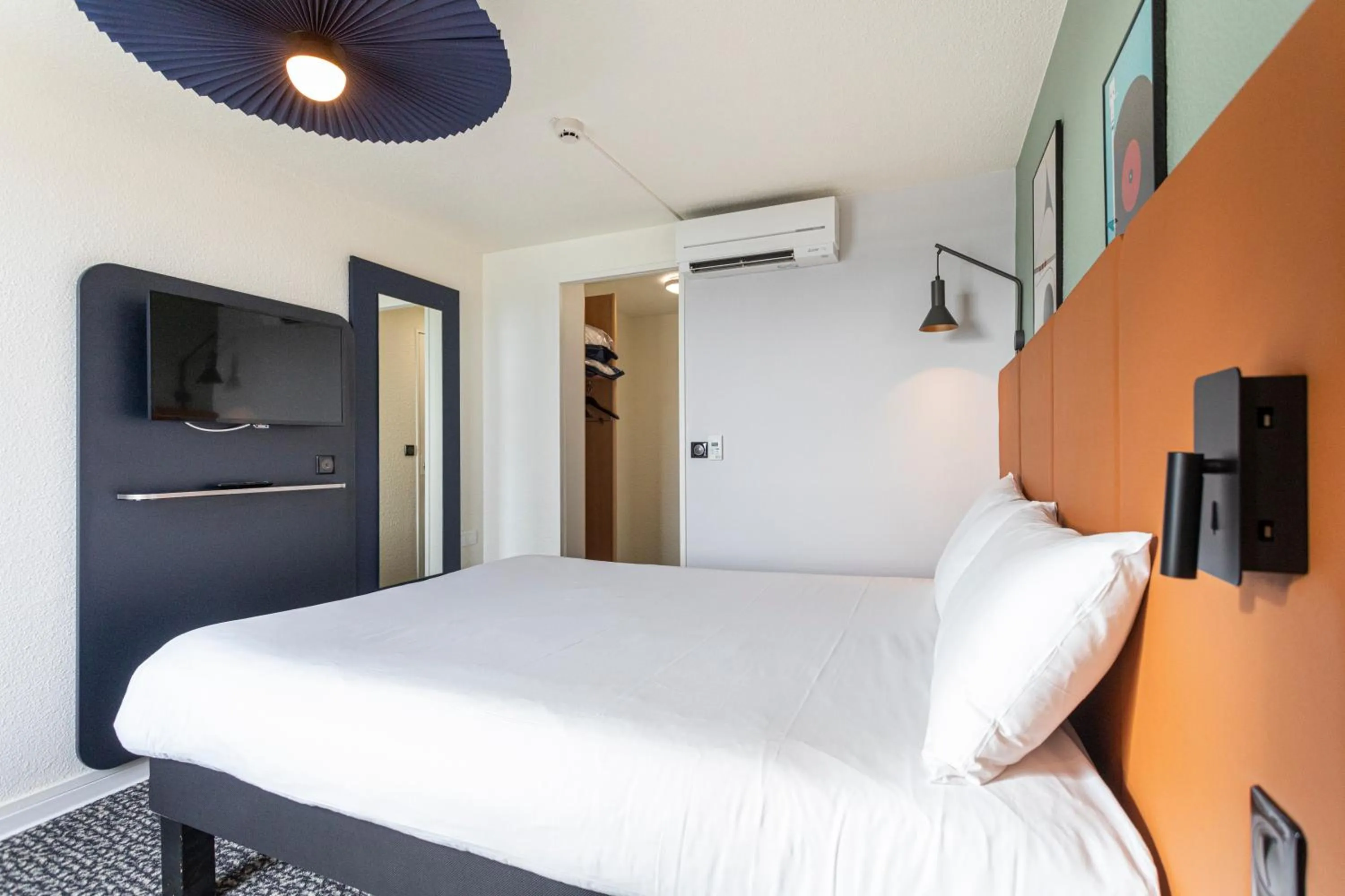 Photo of the whole room, Bed in ibis Granville Port De Plaisance