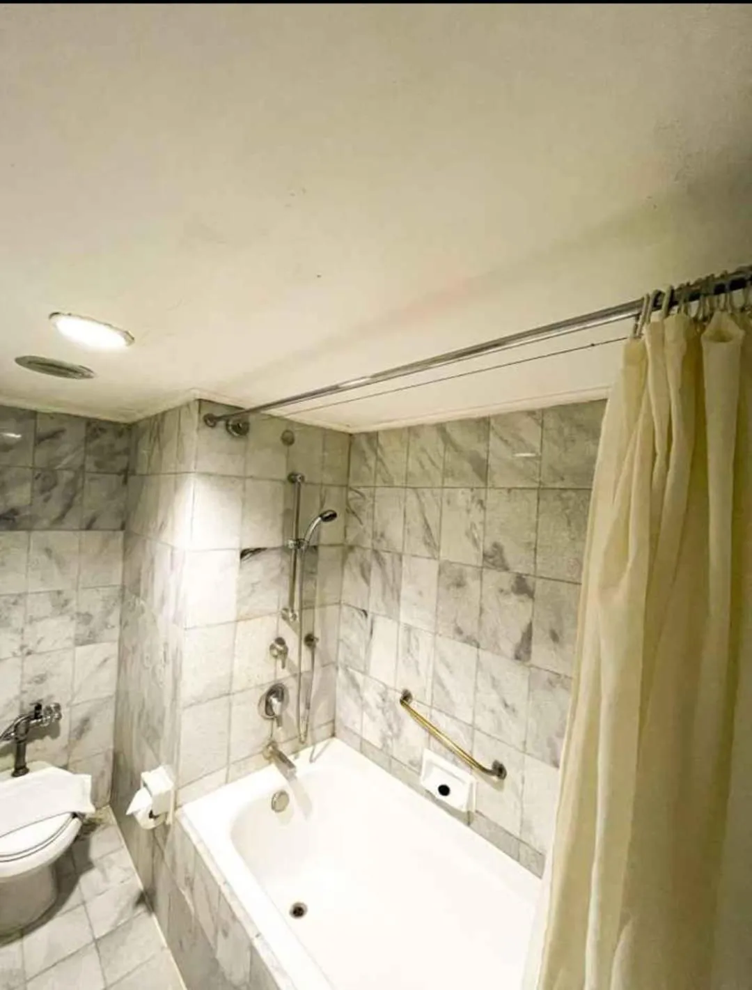 Bath in Horison Ultima Bandung