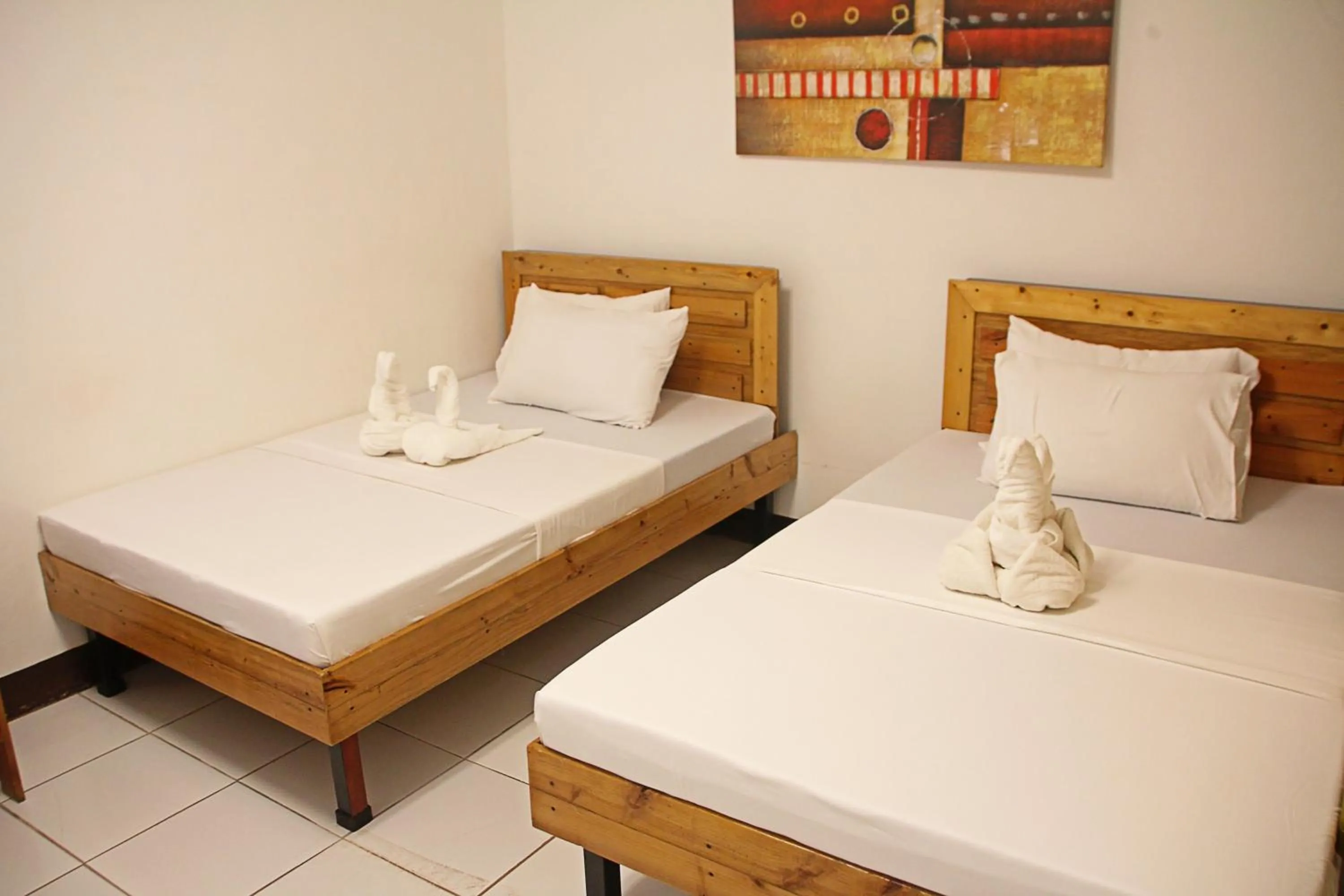 Property building, Bed in Macky's Hidden Inn