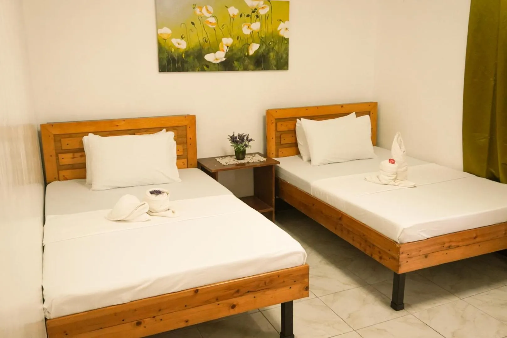 Property building, Bed in Macky's Hidden Inn