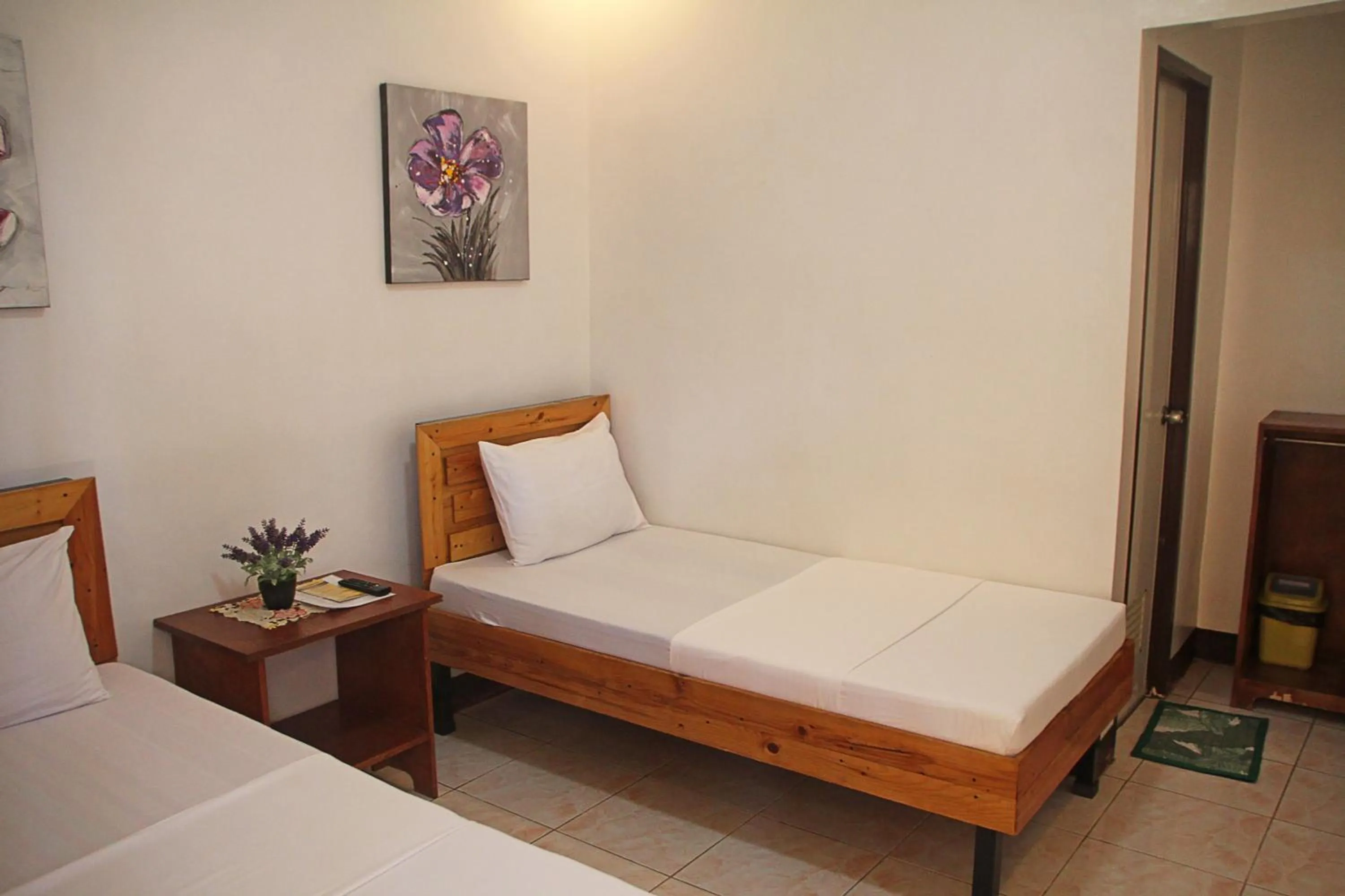 Bedroom, Bed in Macky's Hidden Inn