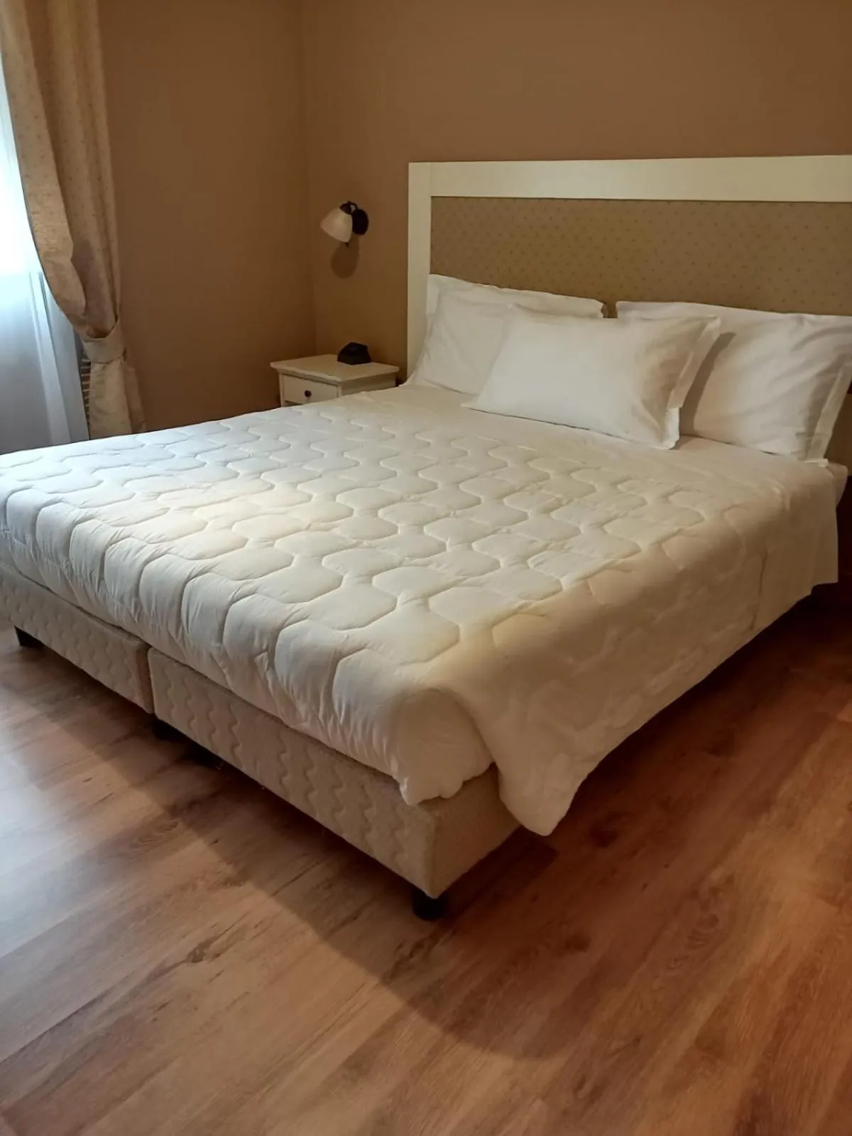 Bed in Hotel De La Ville