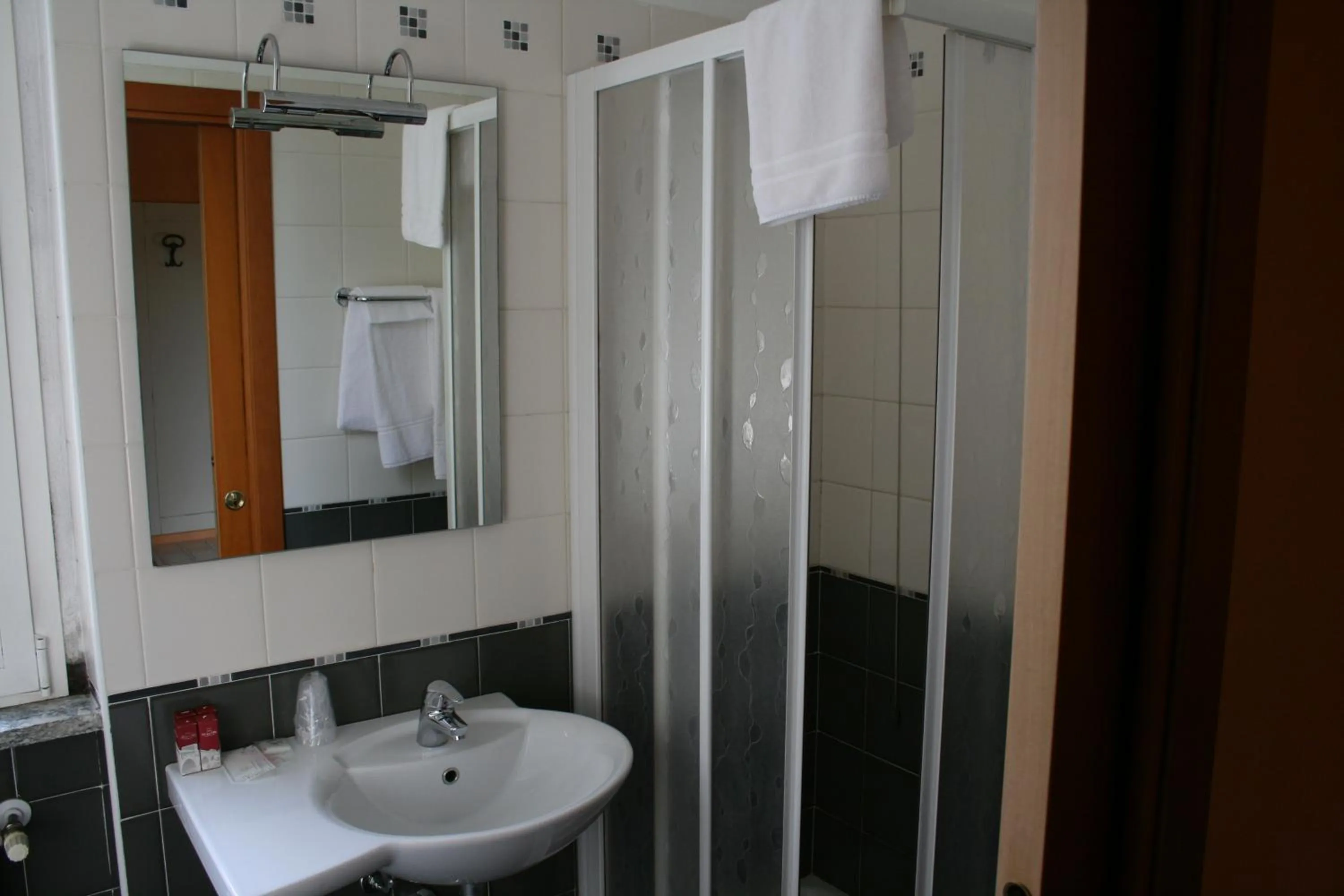 Shower in Hotel De La Ville