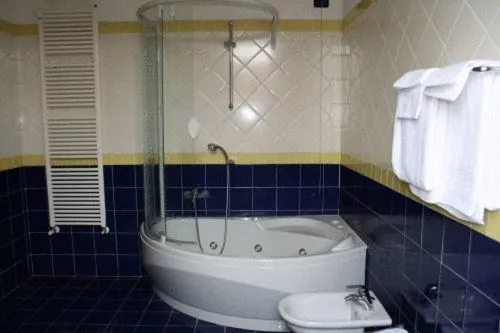 Bathroom in Hotel De La Ville