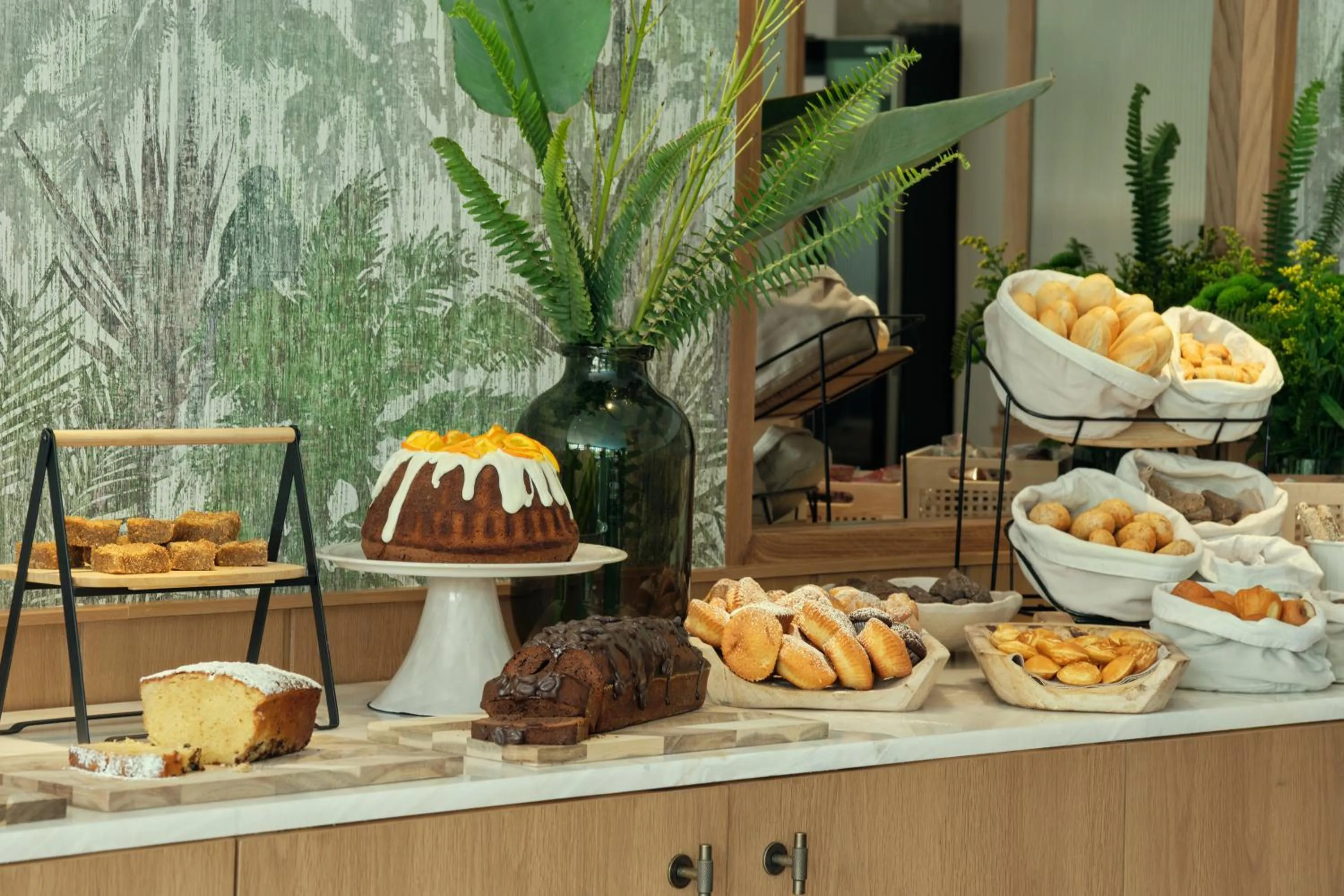 Restaurant/places to eat in Golden Sun Hotel