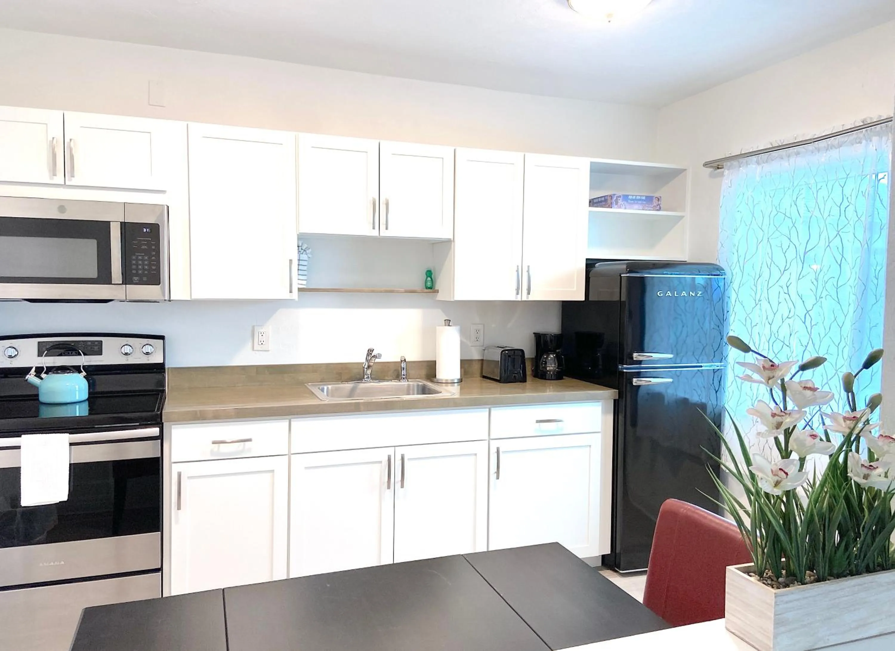 Kitchen or kitchenette in Organic Beach Retreat