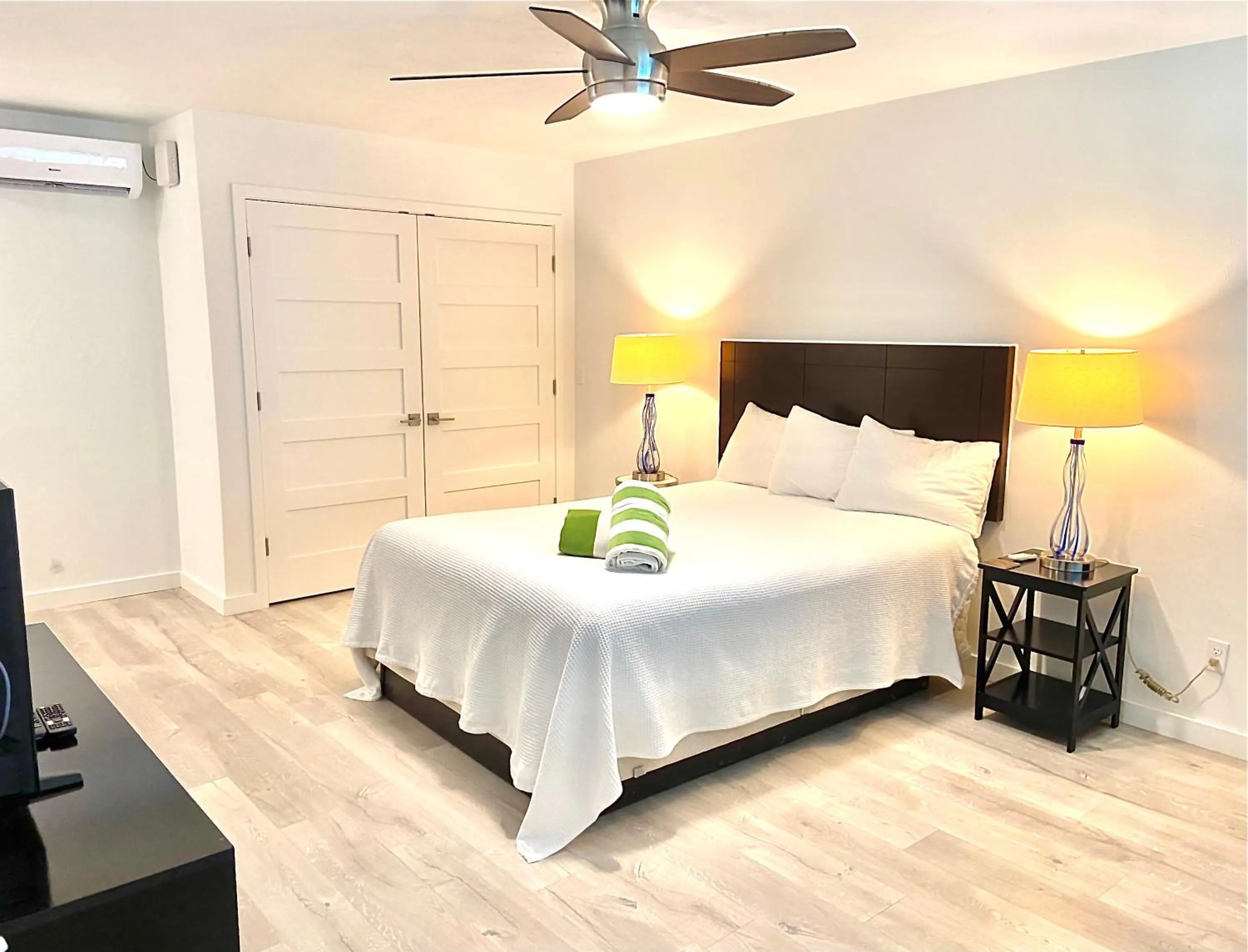 Bedroom, Bed in Organic Beach Retreat