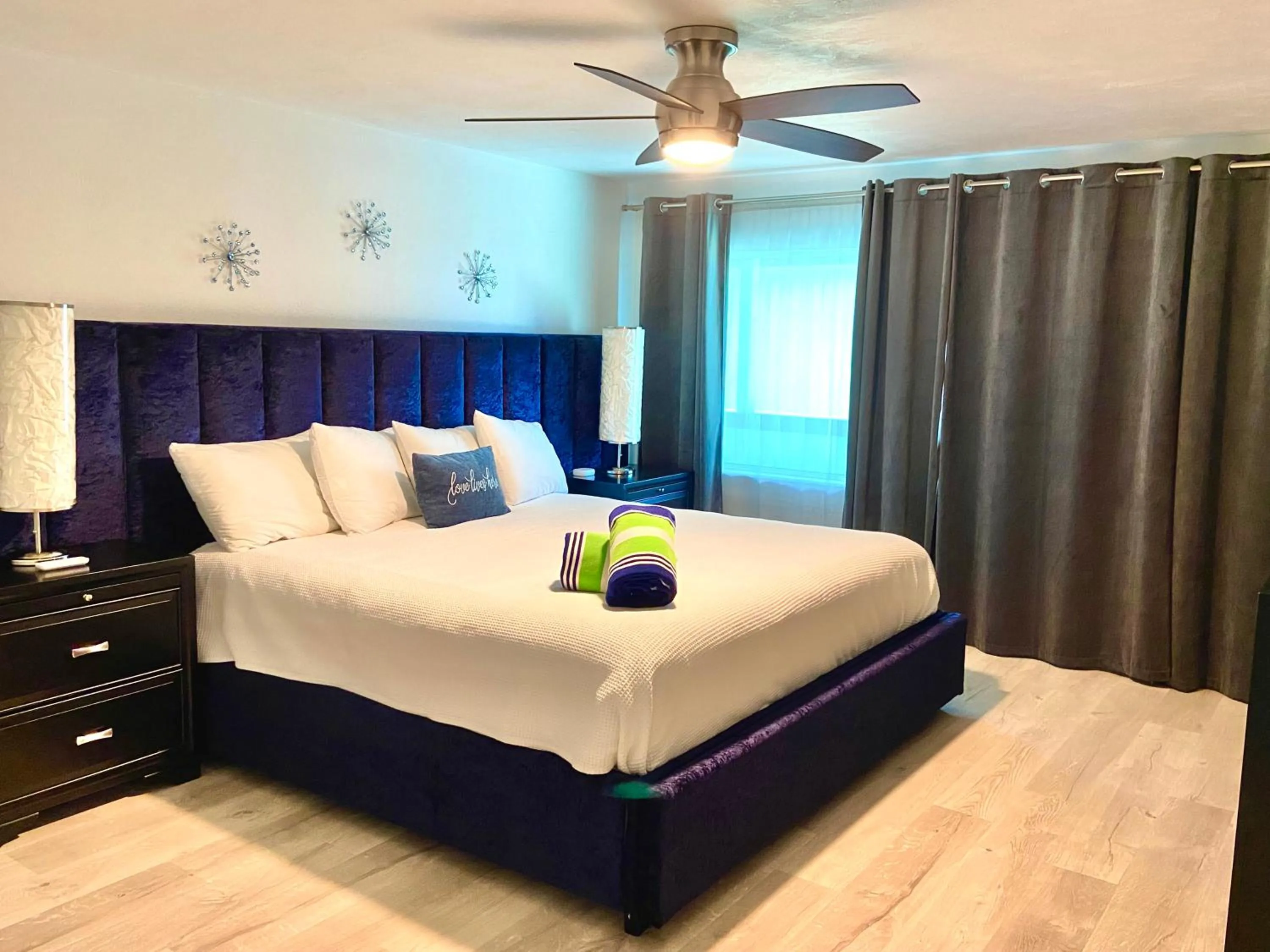 Bedroom, Bed in Organic Beach Retreat