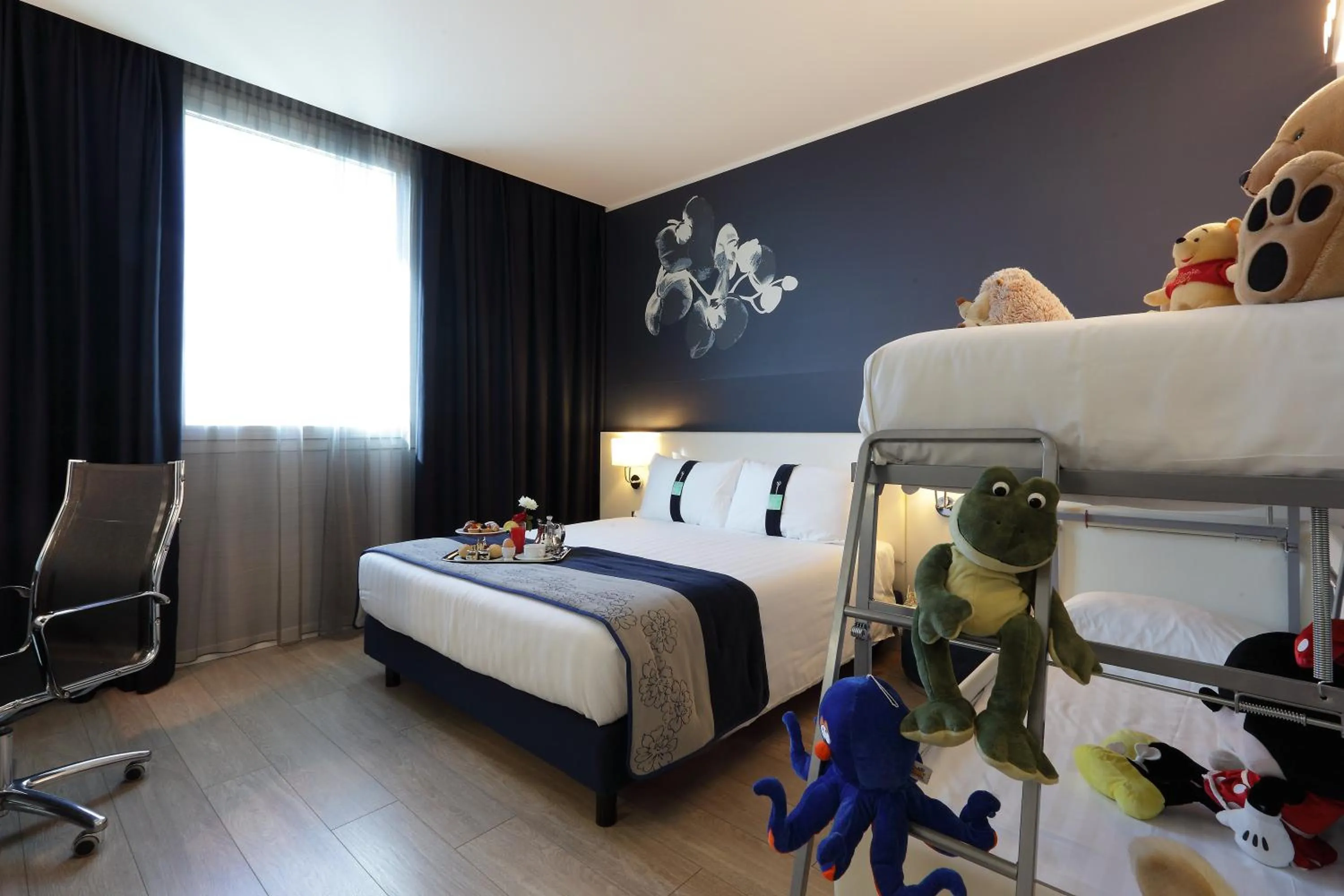 Photo of the whole room, Bed in Holiday Inn Milan Nord Zara by IHG
