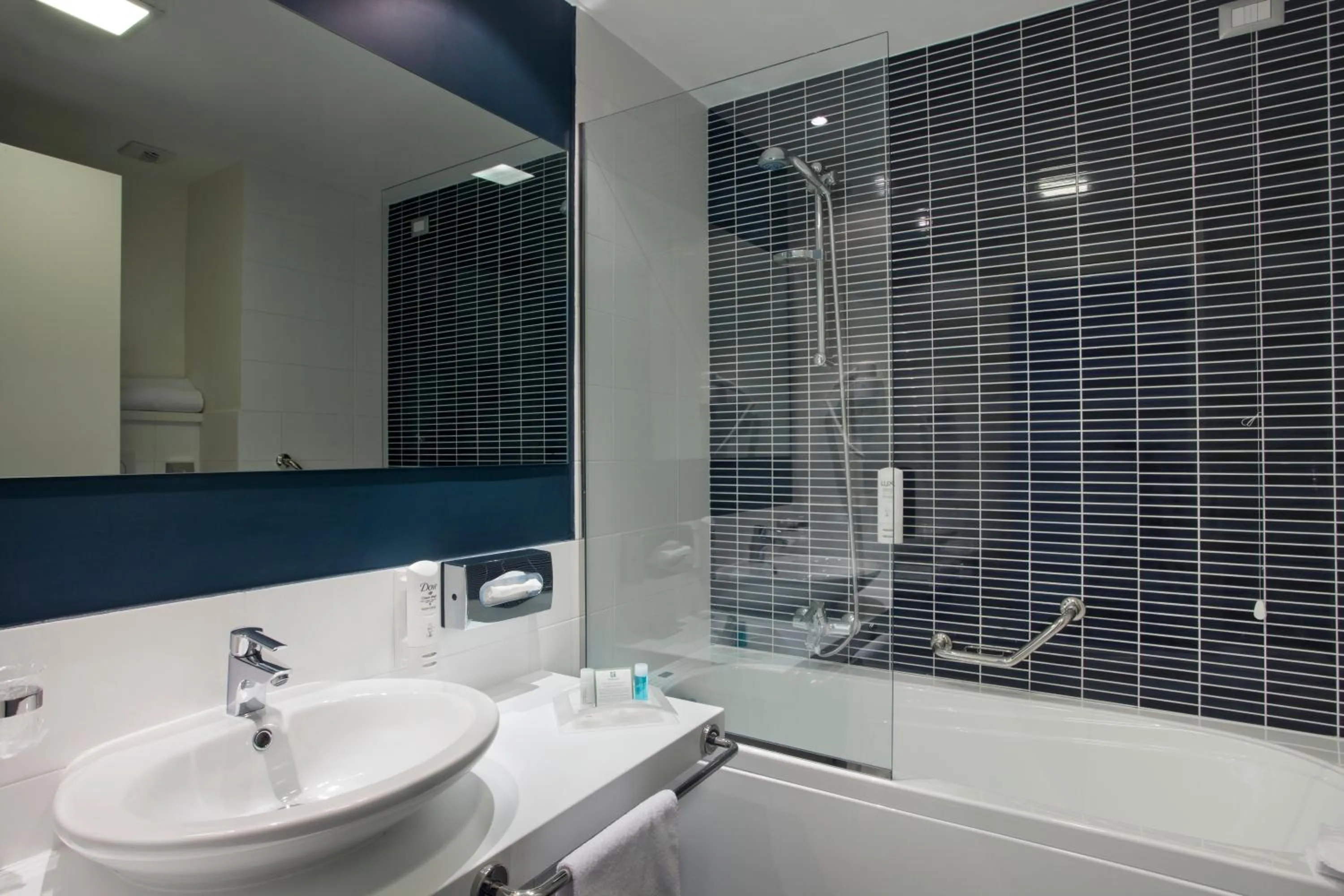 Bathroom in Holiday Inn Milan Nord Zara by IHG