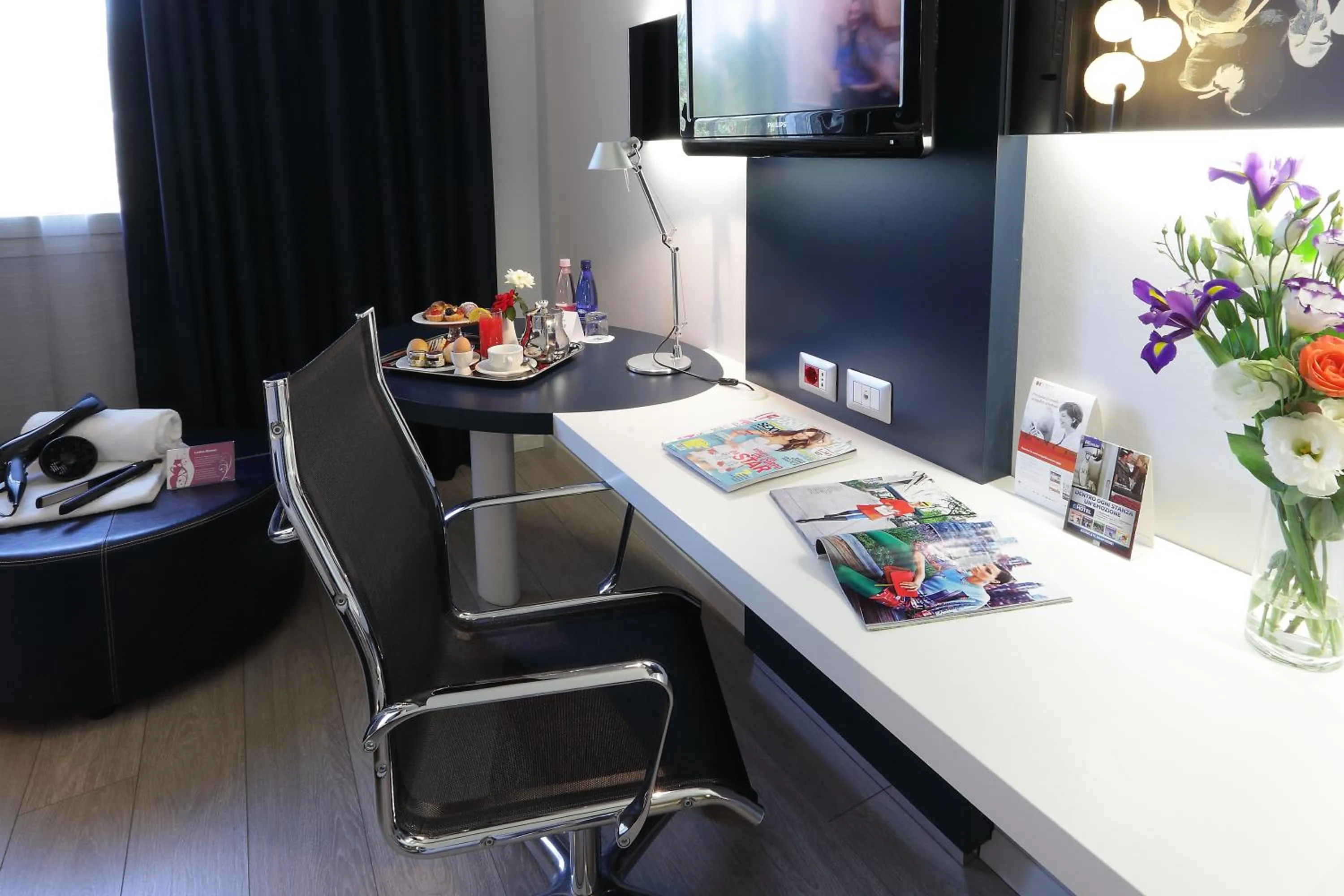 Seating area in Holiday Inn Milan Nord Zara by IHG